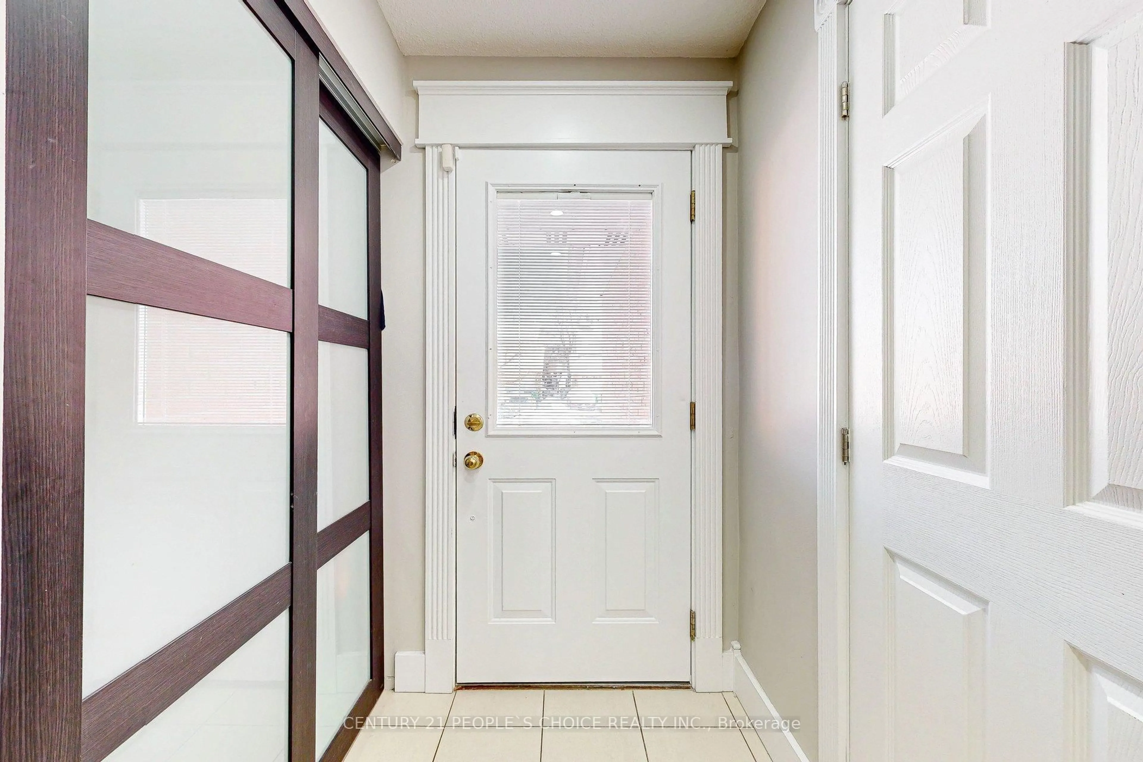 Indoor entryway for 54 Royal Palm Dr, Brampton Ontario L6Z 1P6