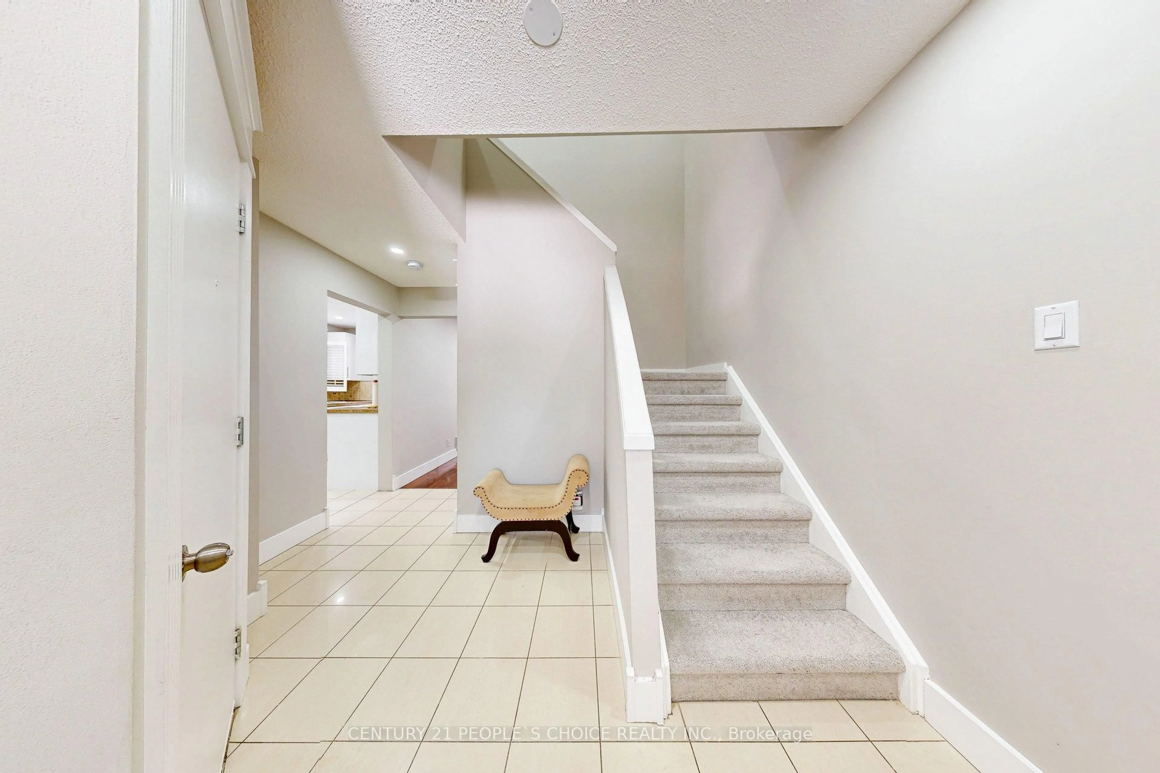Indoor foyer for 54 Royal Palm Dr, Brampton Ontario L6Z 1P6