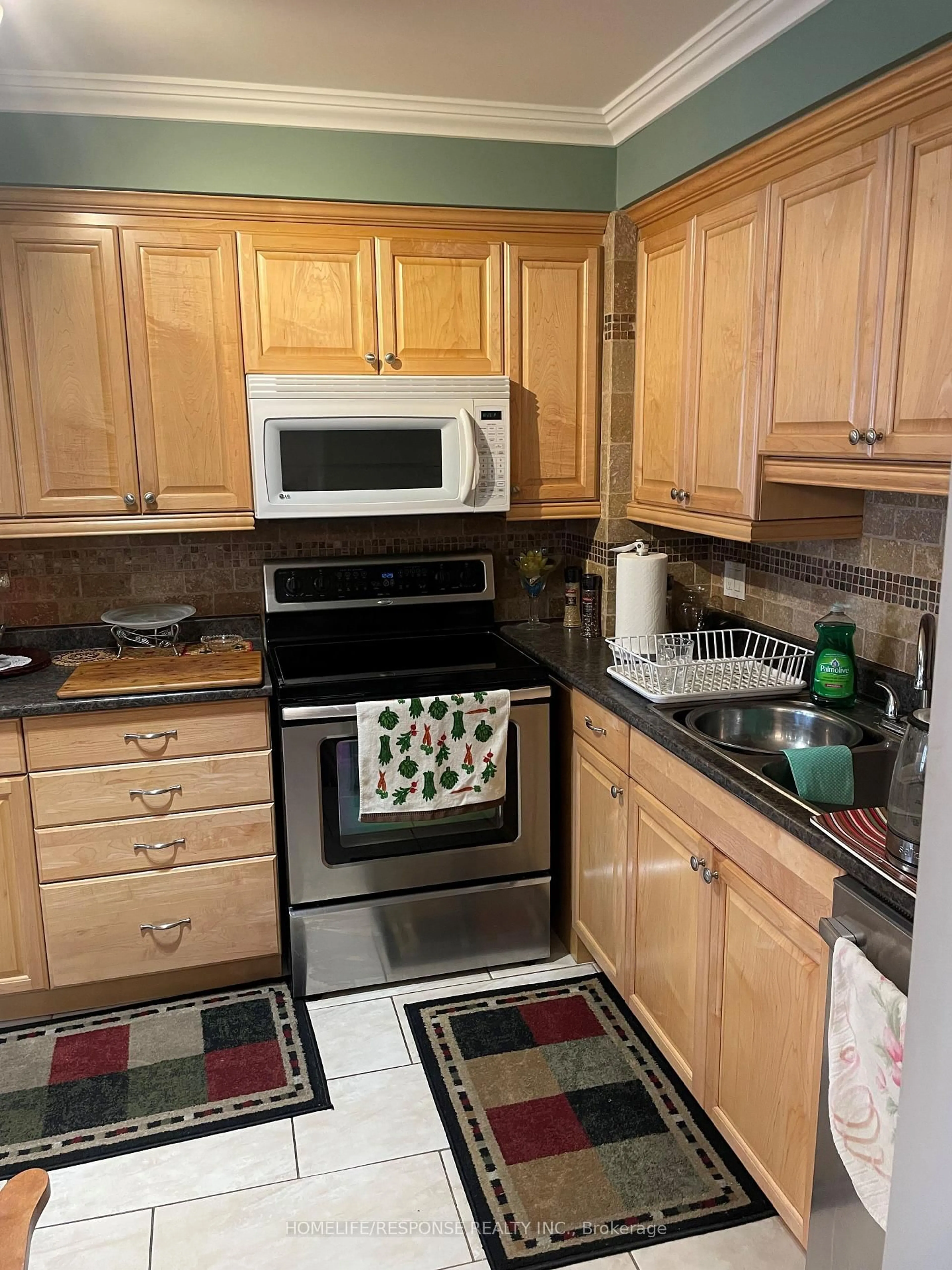 Standard kitchen, ceramic/tile floor for 2035 ASTA Dr #21, Mississauga Ontario L5A 3Y2