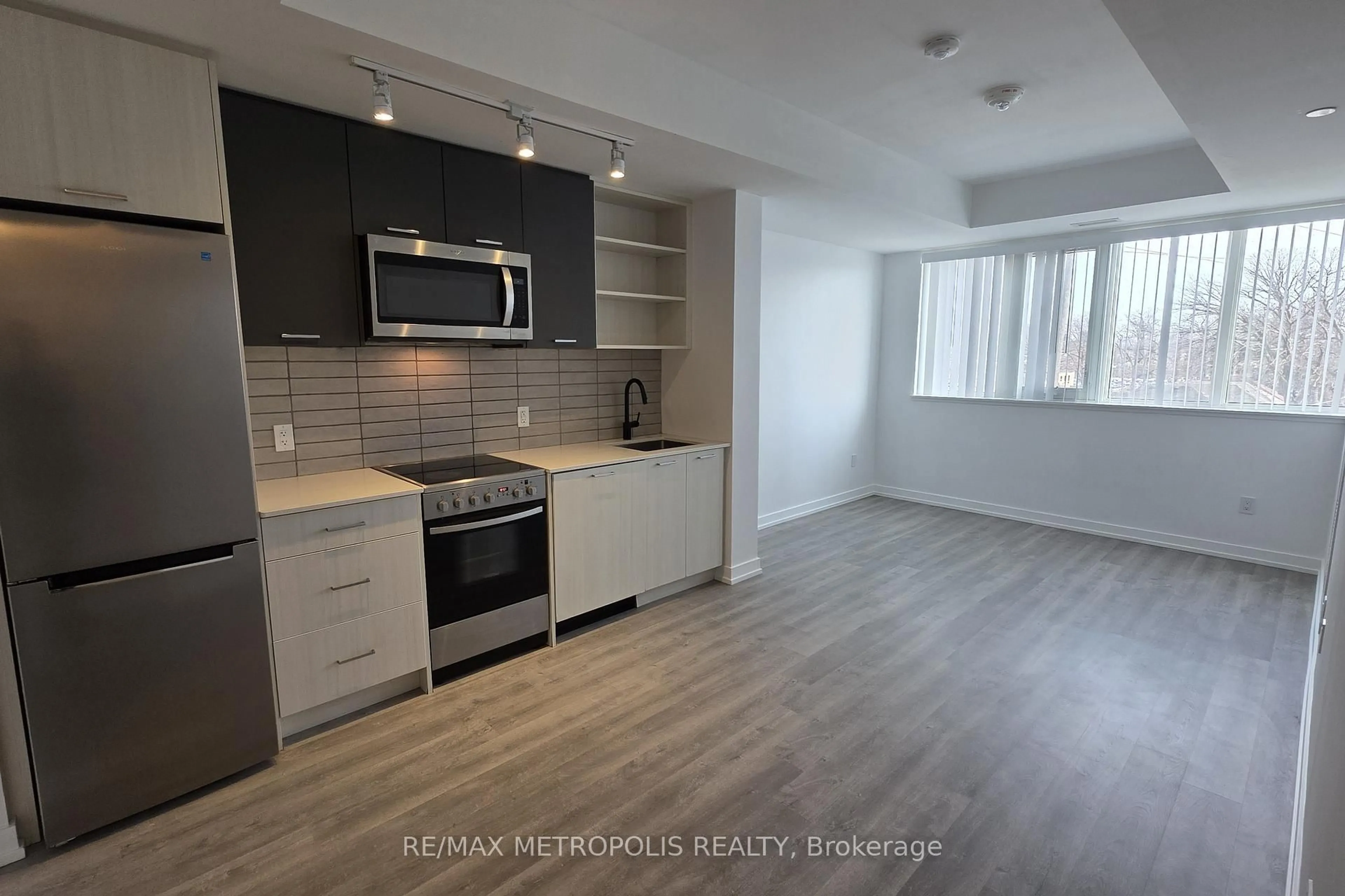 Unknown for 2300 St Clair Ave #307, Toronto Ontario M6N 0B3