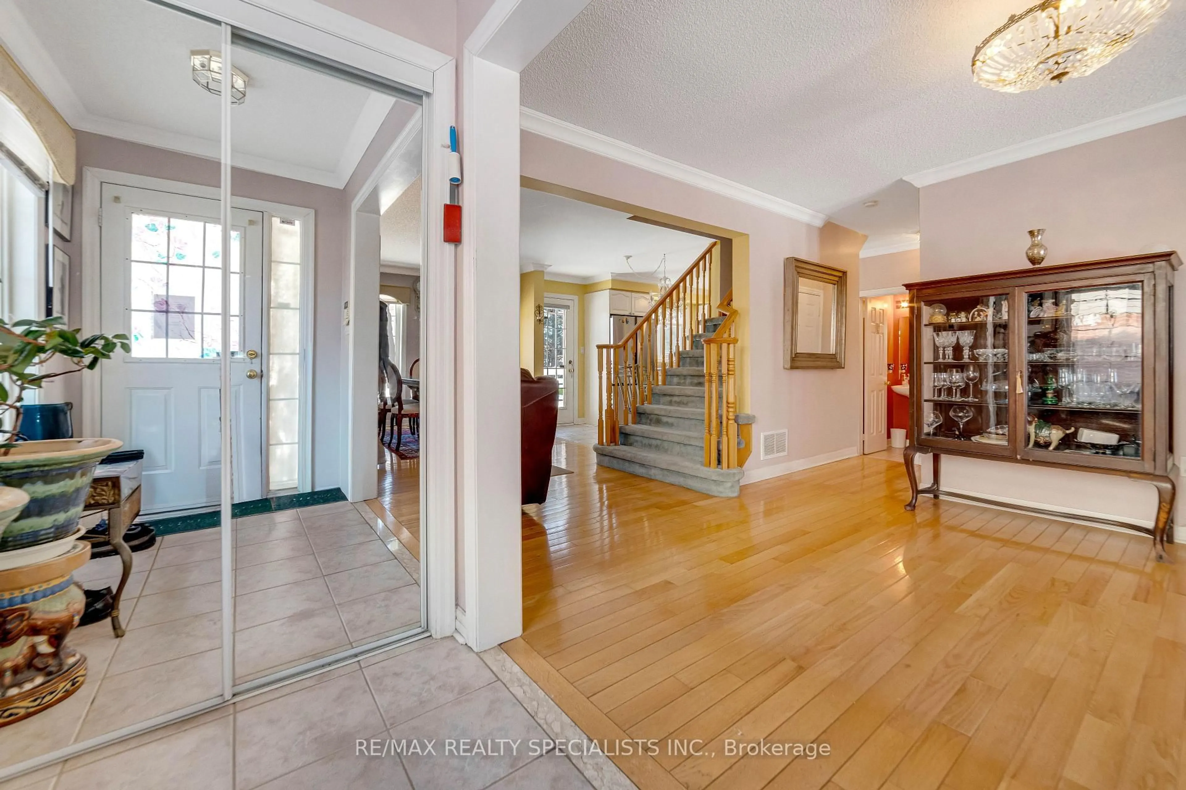 Indoor foyer for 18 Sherbo Cres, Brampton Ontario L7A 2A1