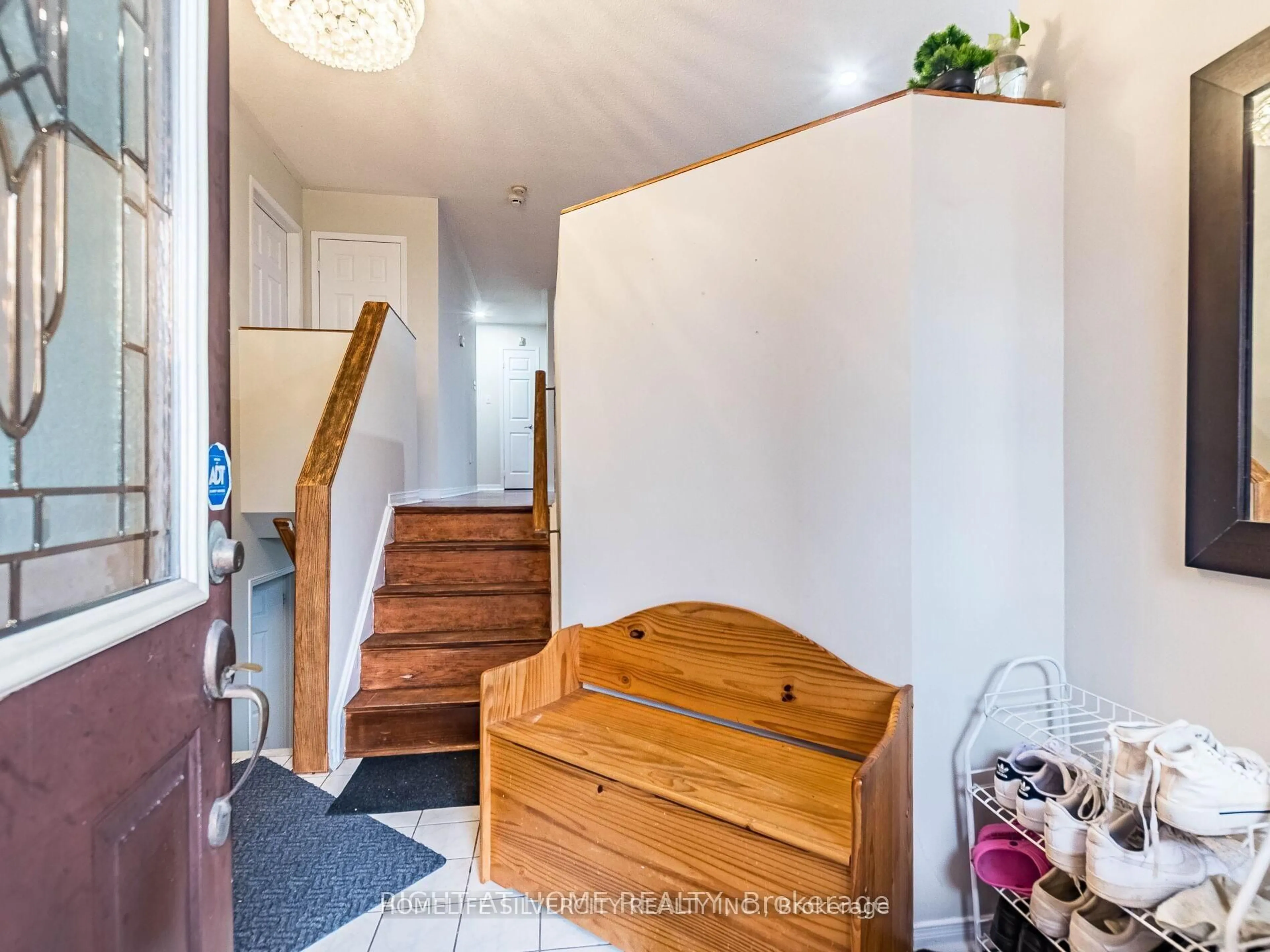 Indoor foyer for 69 Red Maple Dr, Brampton Ontario L6X 4M1