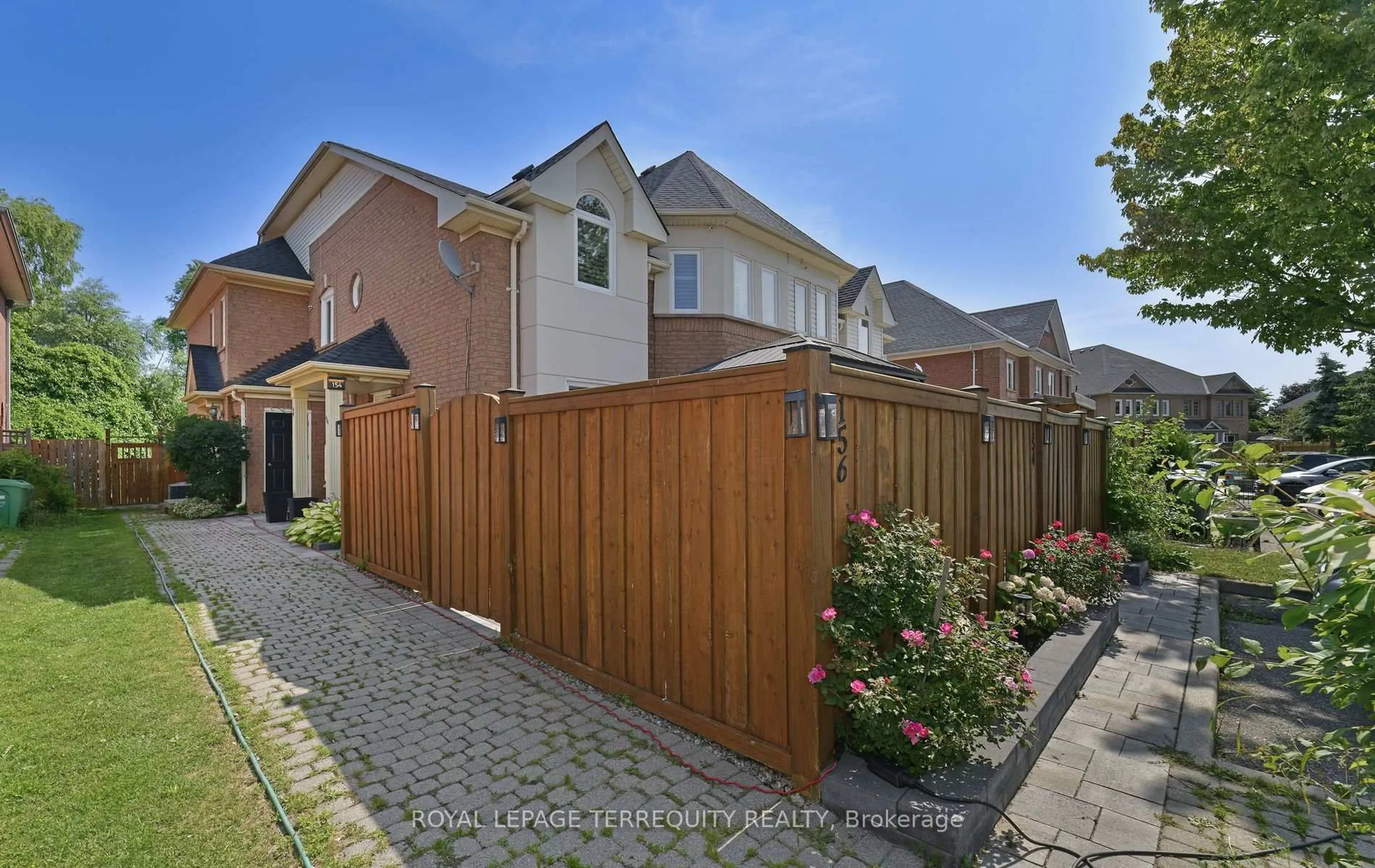 A pic from outside/outdoor area/front of a property/back of a property/a pic from drone, street for 154 Pressed Brick Dr, Brampton Ontario L6V 4K6