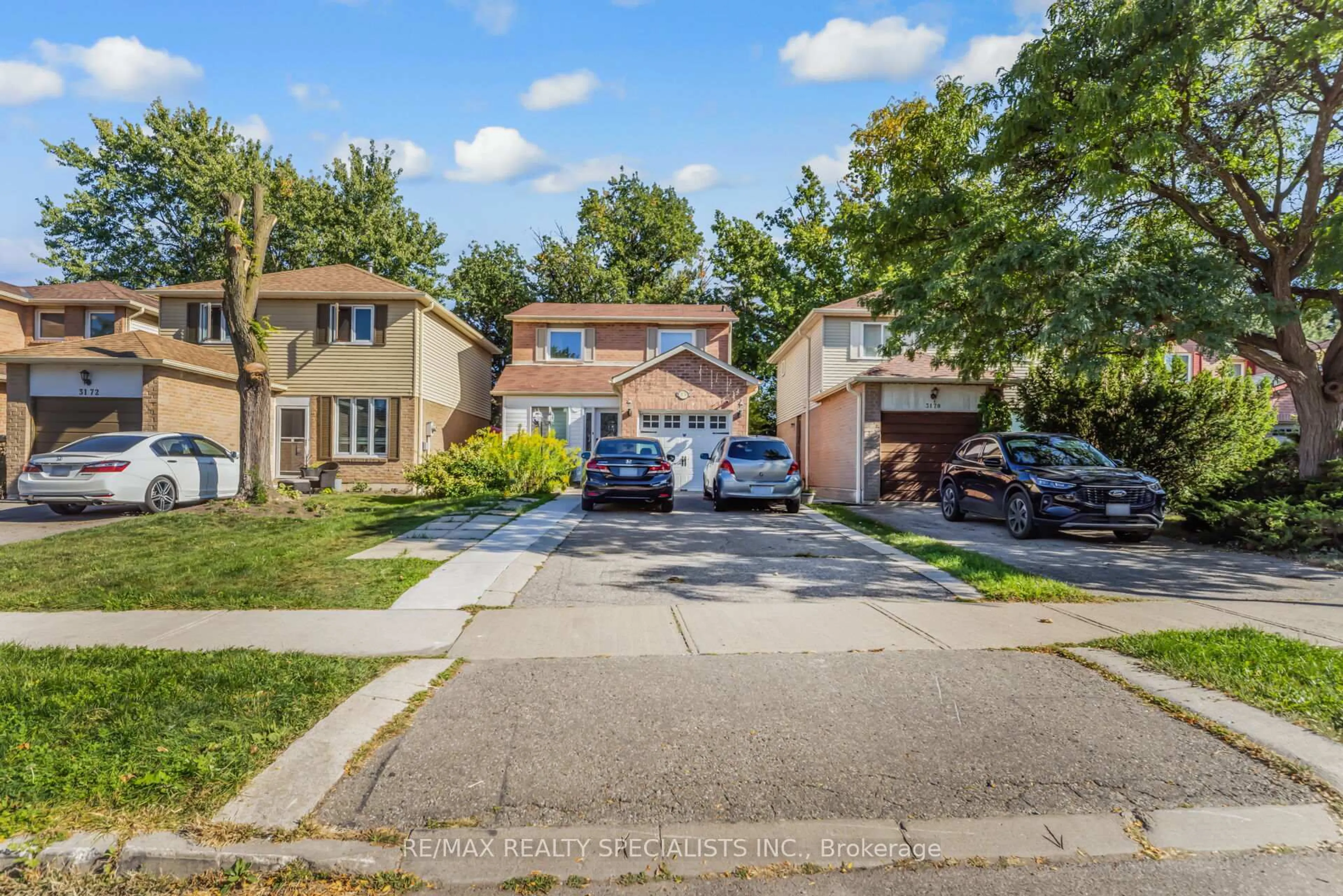 A pic from outside/outdoor area/front of a property/back of a property/a pic from drone, street for 3176 Anderson Cres, Mississauga Ontario L5N 2Y5