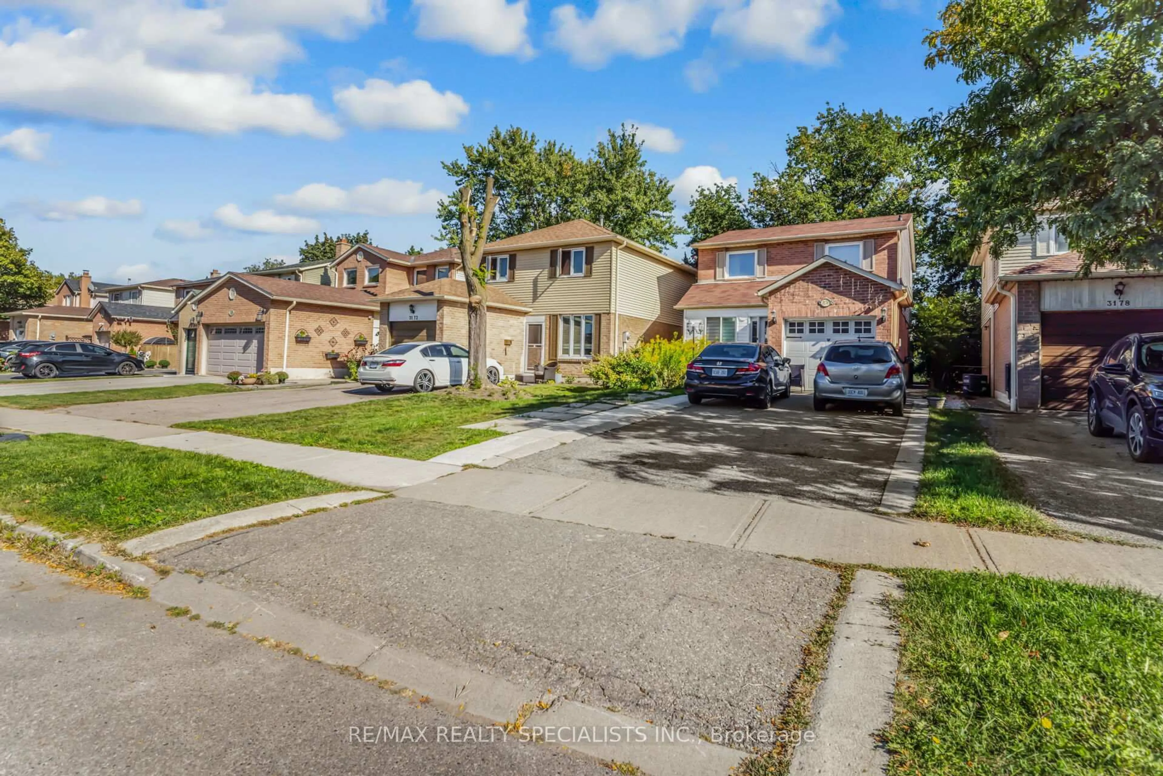 A pic from outside/outdoor area/front of a property/back of a property/a pic from drone, street for 3176 Anderson Cres, Mississauga Ontario L5N 2Y5
