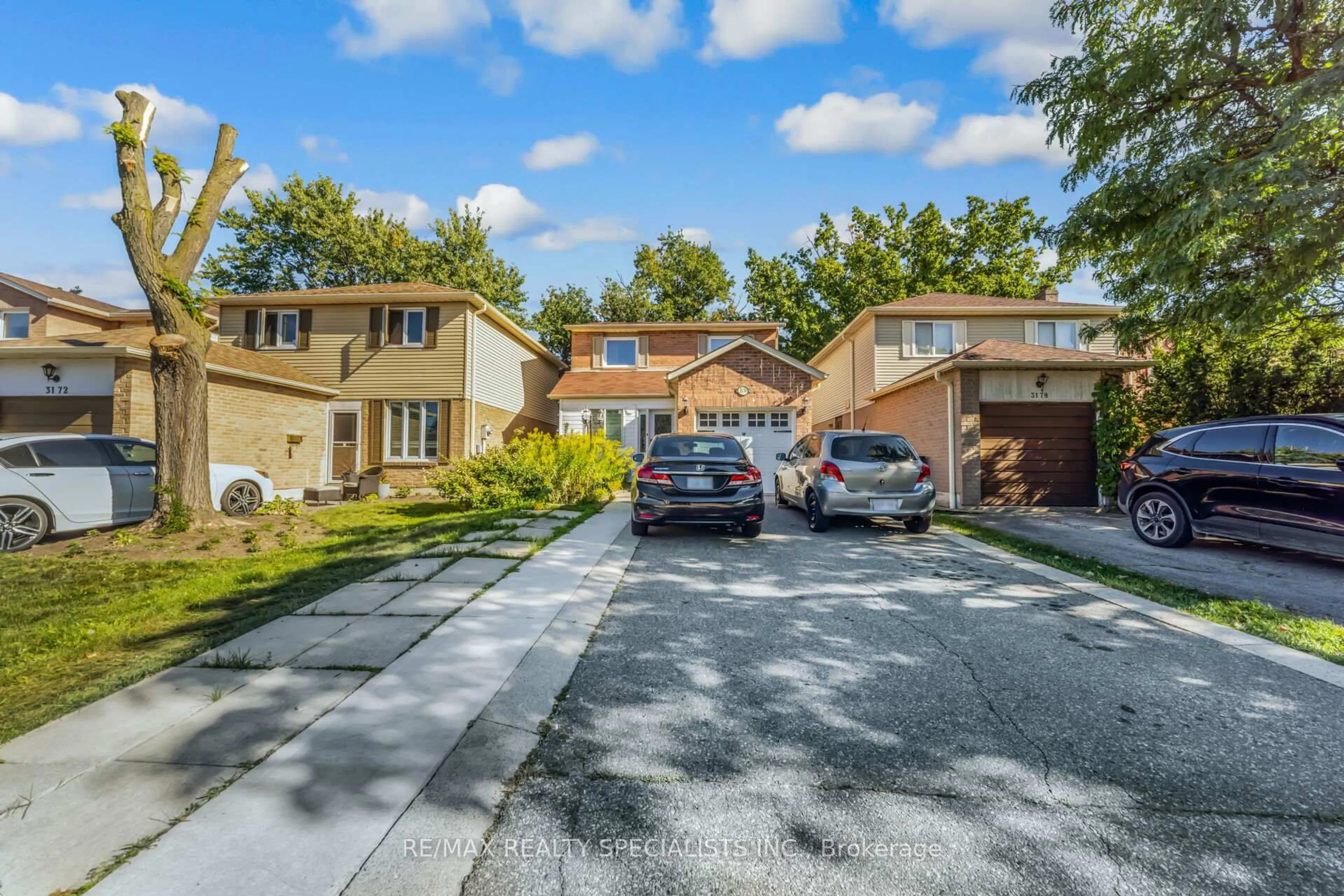 A pic from outside/outdoor area/front of a property/back of a property/a pic from drone, street for 3176 Anderson Cres, Mississauga Ontario L5N 2Y5