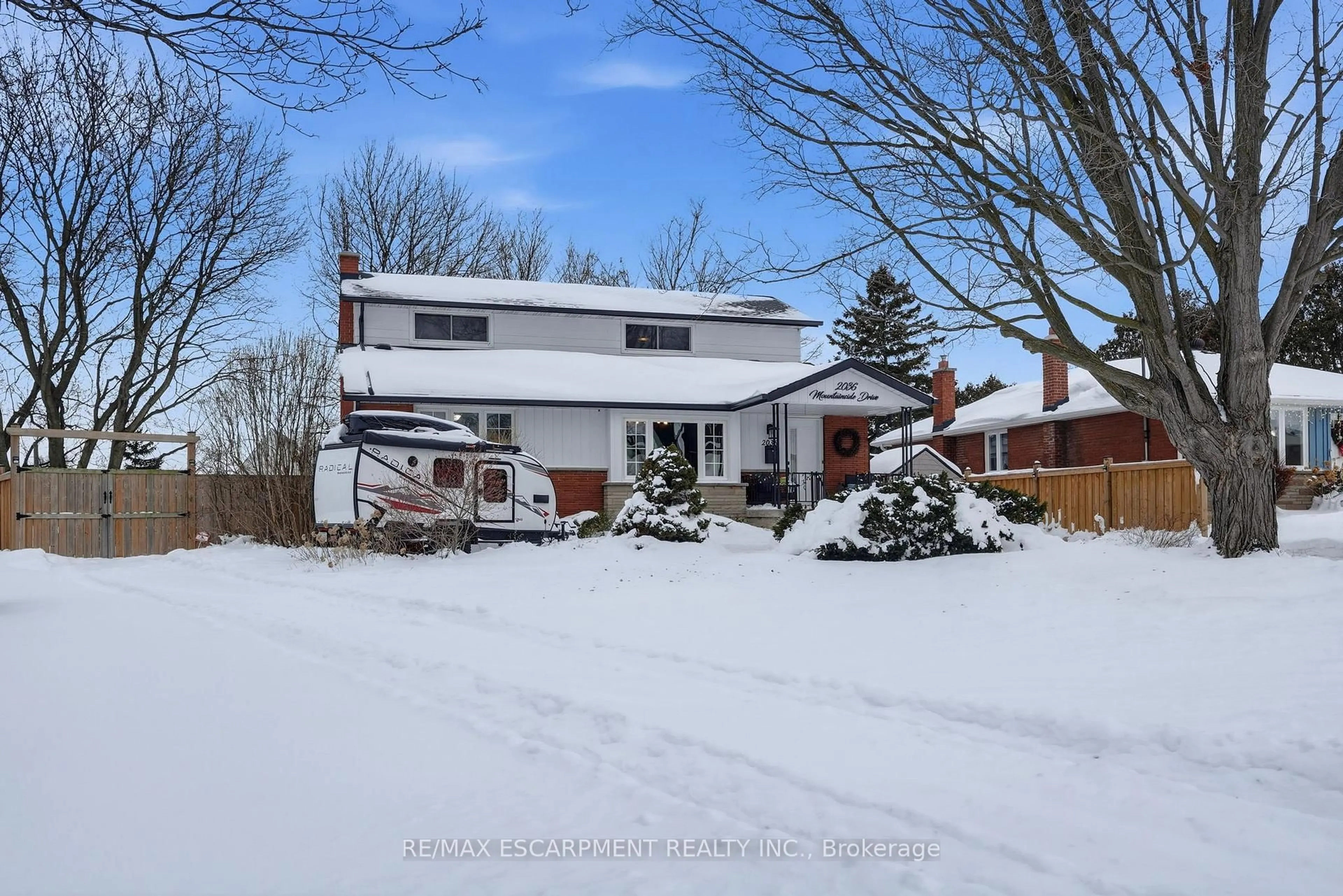 A pic from outside/outdoor area/front of a property/back of a property/a pic from drone, street for 2036 Mountainside Dr, Burlington Ontario L7P 1A7