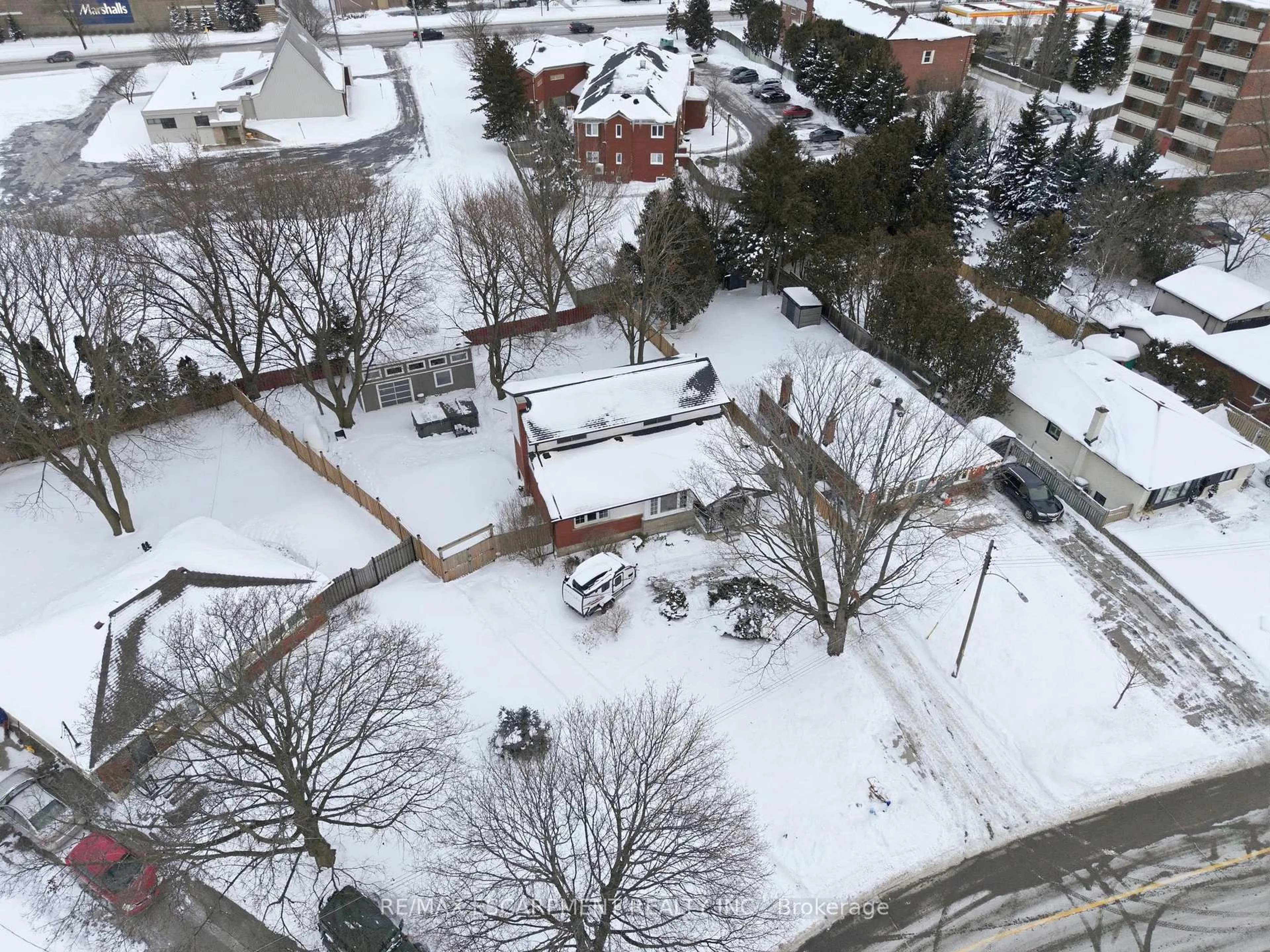 A pic from outside/outdoor area/front of a property/back of a property/a pic from drone, street for 2036 Mountainside Dr, Burlington Ontario L7P 1A7