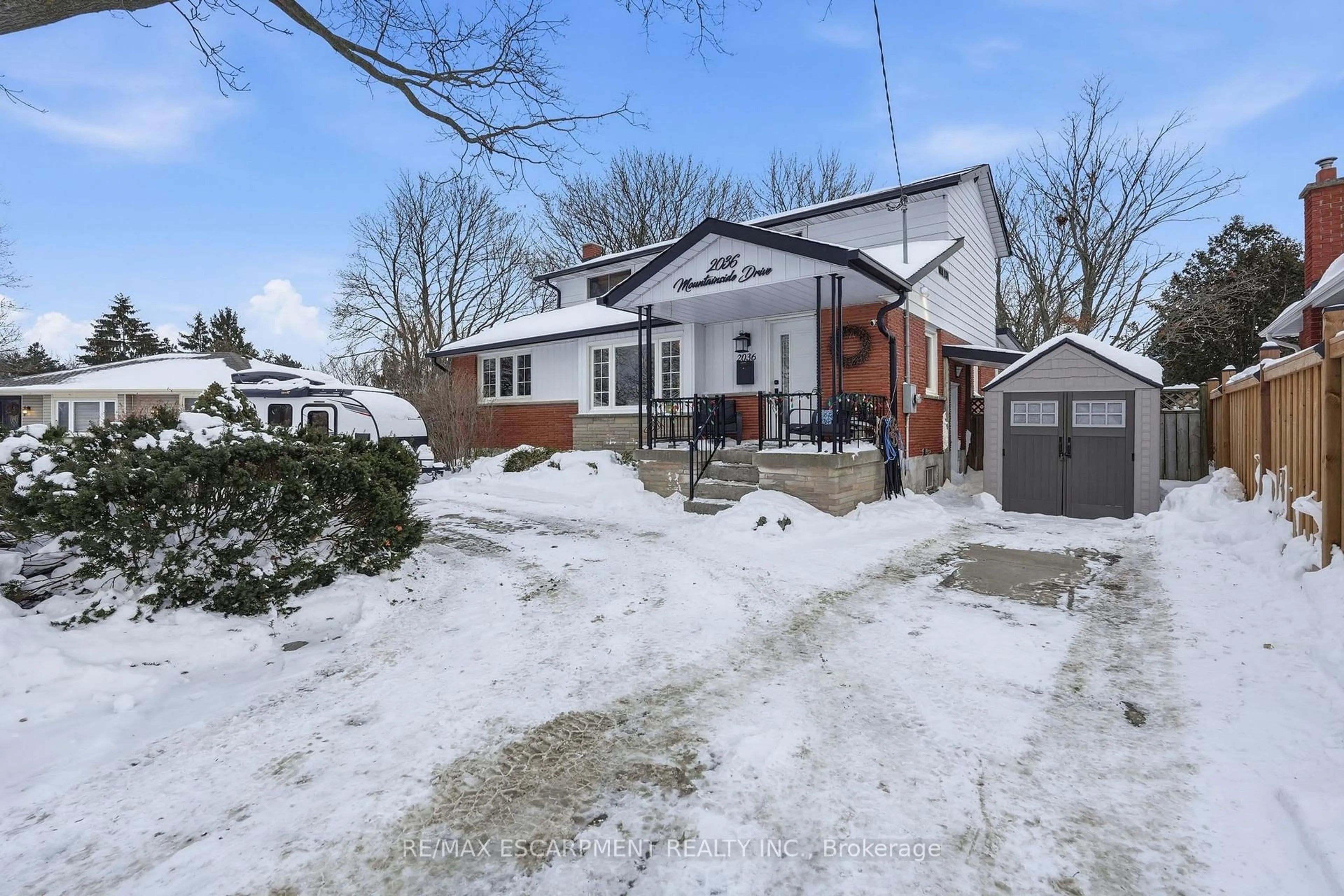 A pic from outside/outdoor area/front of a property/back of a property/a pic from drone, street for 2036 Mountainside Dr, Burlington Ontario L7P 1A7