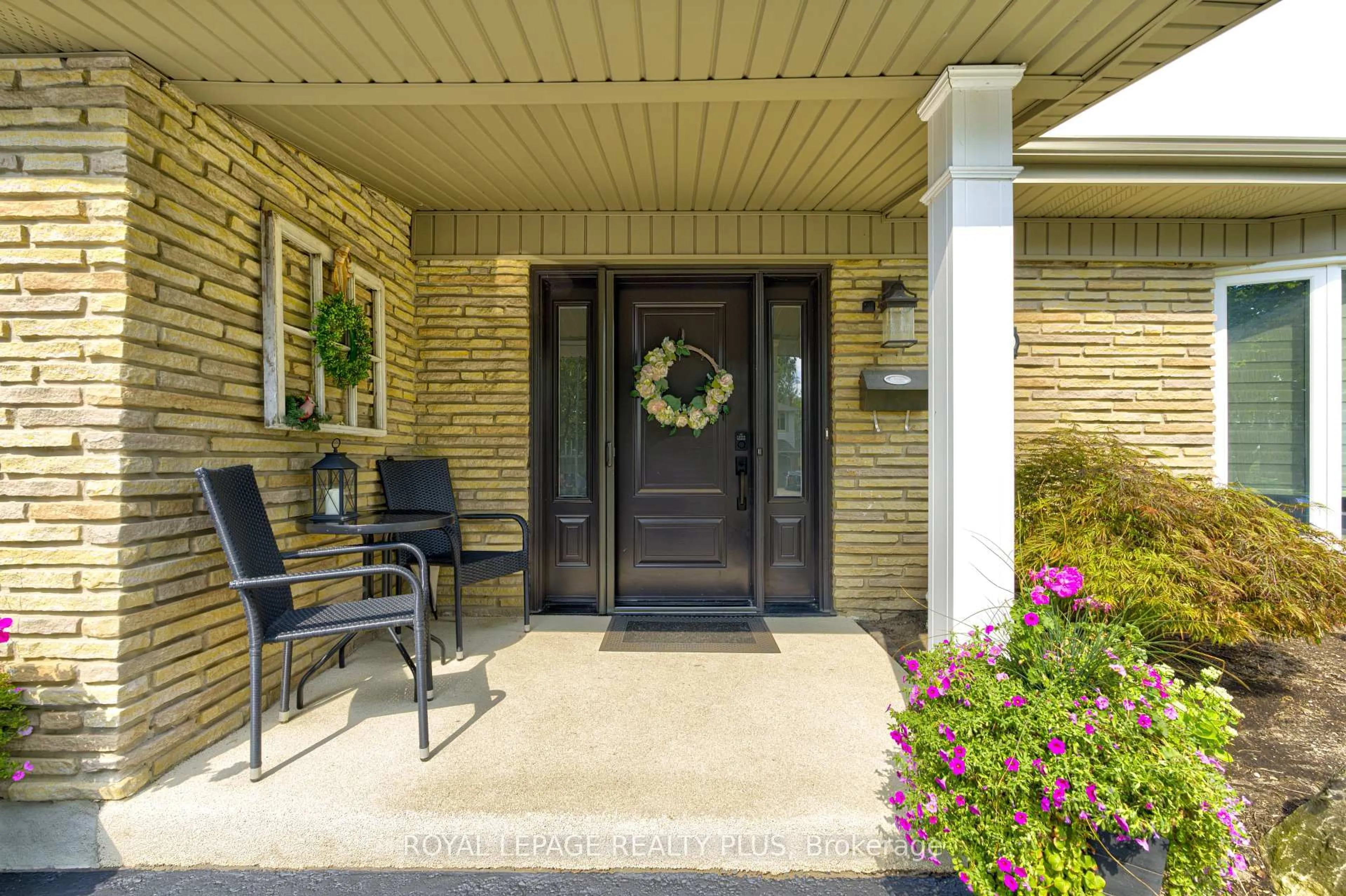 Indoor entryway for 2063 Cavendish Dr, Burlington Ontario L7P 1Y9