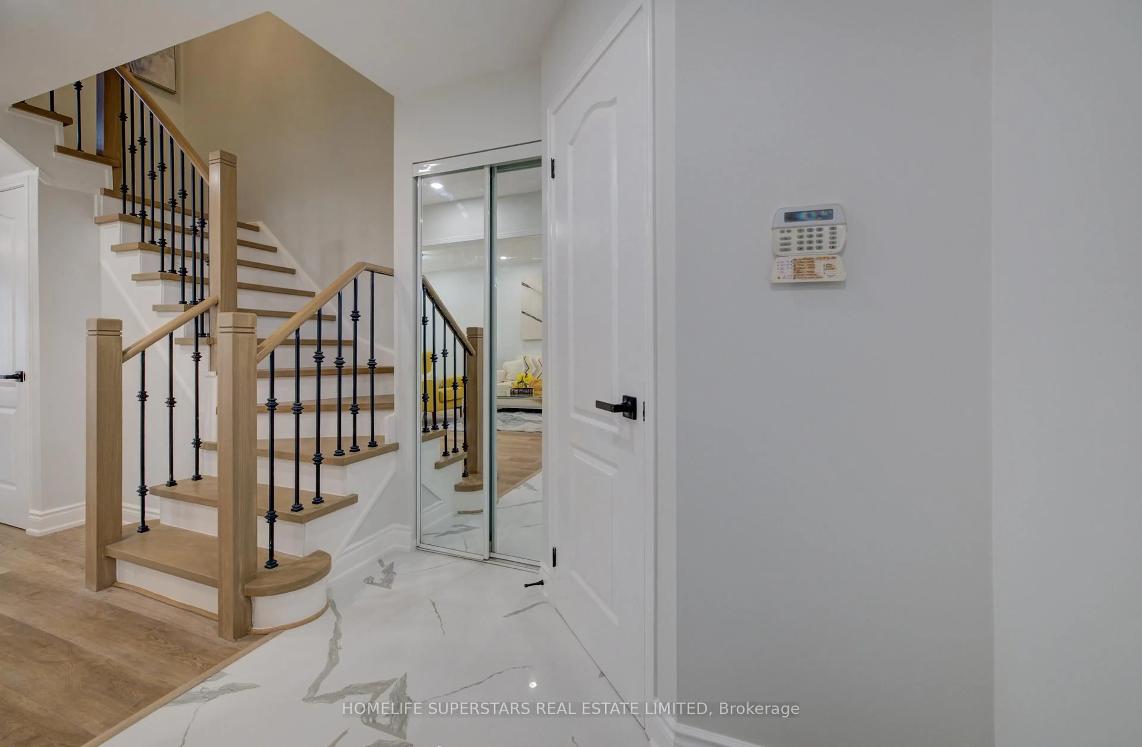 Indoor entryway for 6119 Clover Ridge Cres, Mississauga Ontario L5N 7B2