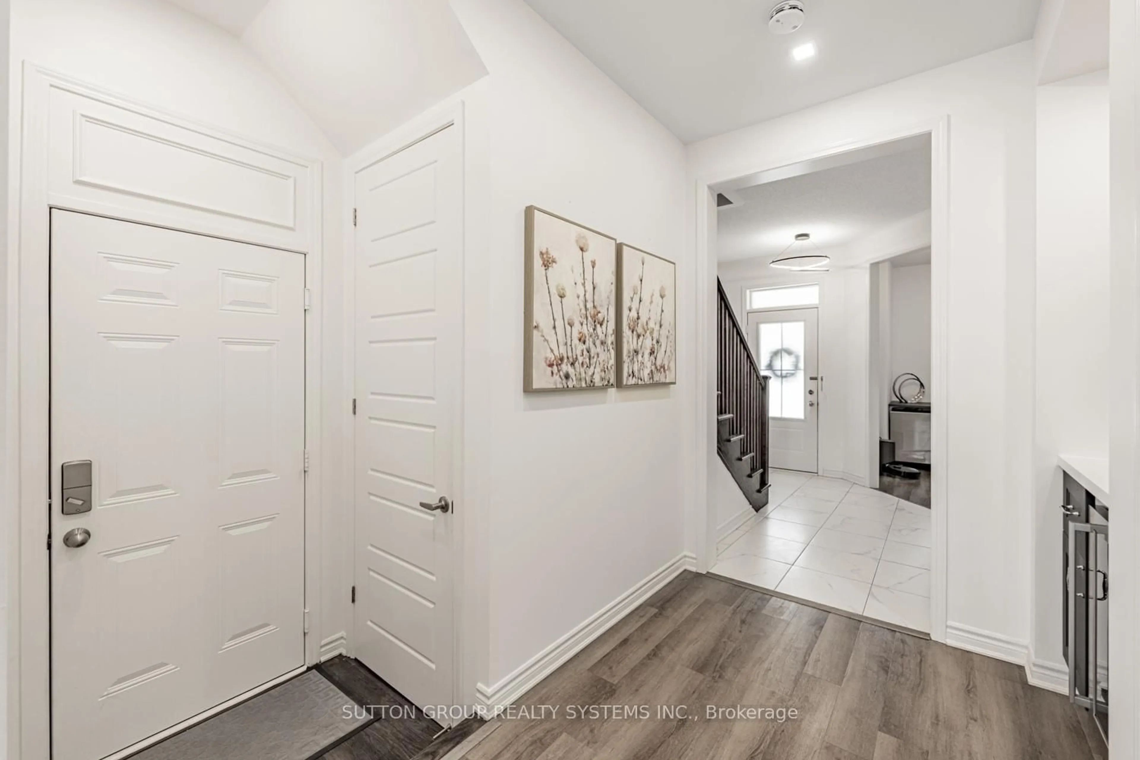Indoor entryway for 966 Cherry Crt, Milton Ontario L9E 1P8