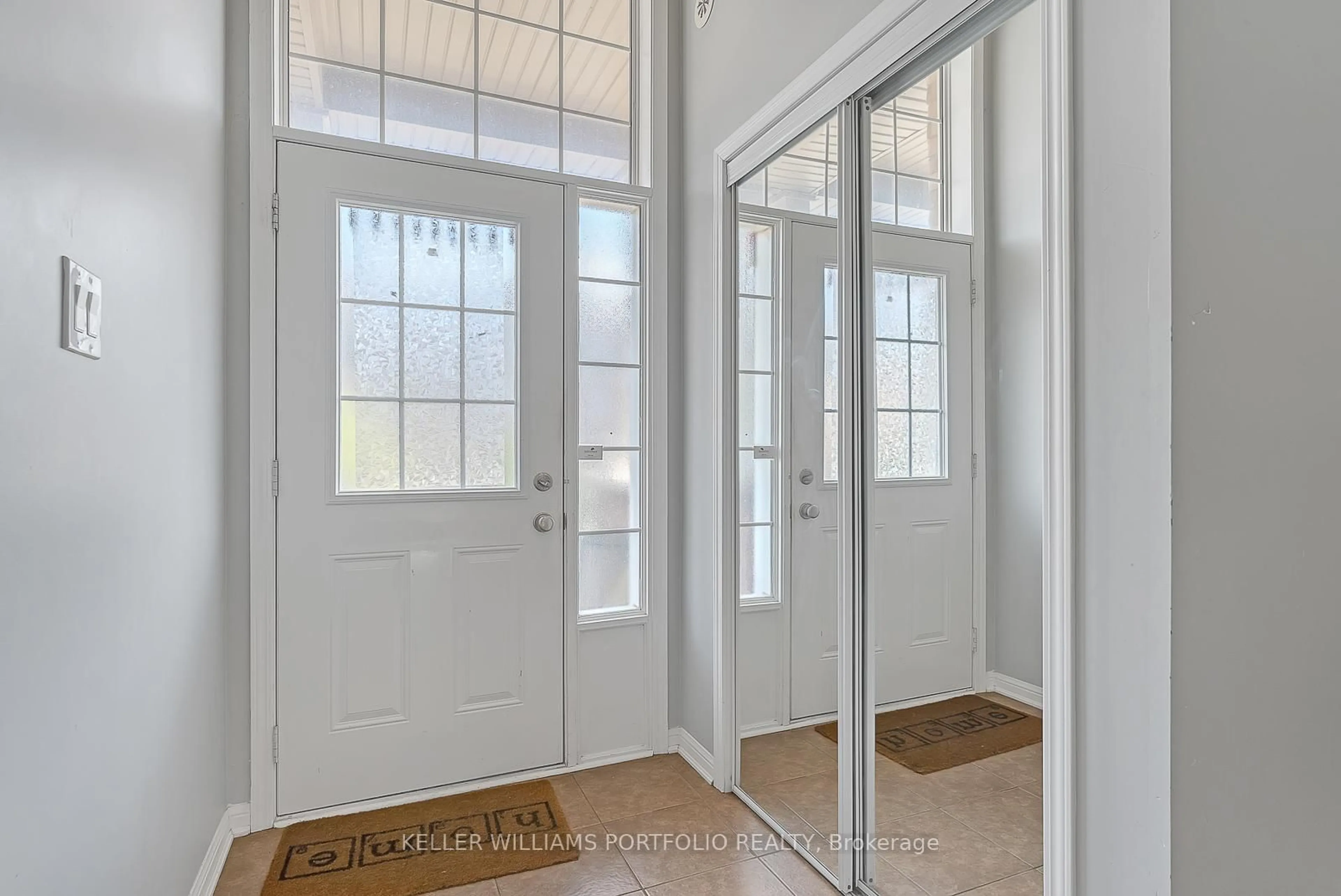 Indoor entryway for 32 Affleck Rd, Brampton Ontario L7A 3Z2