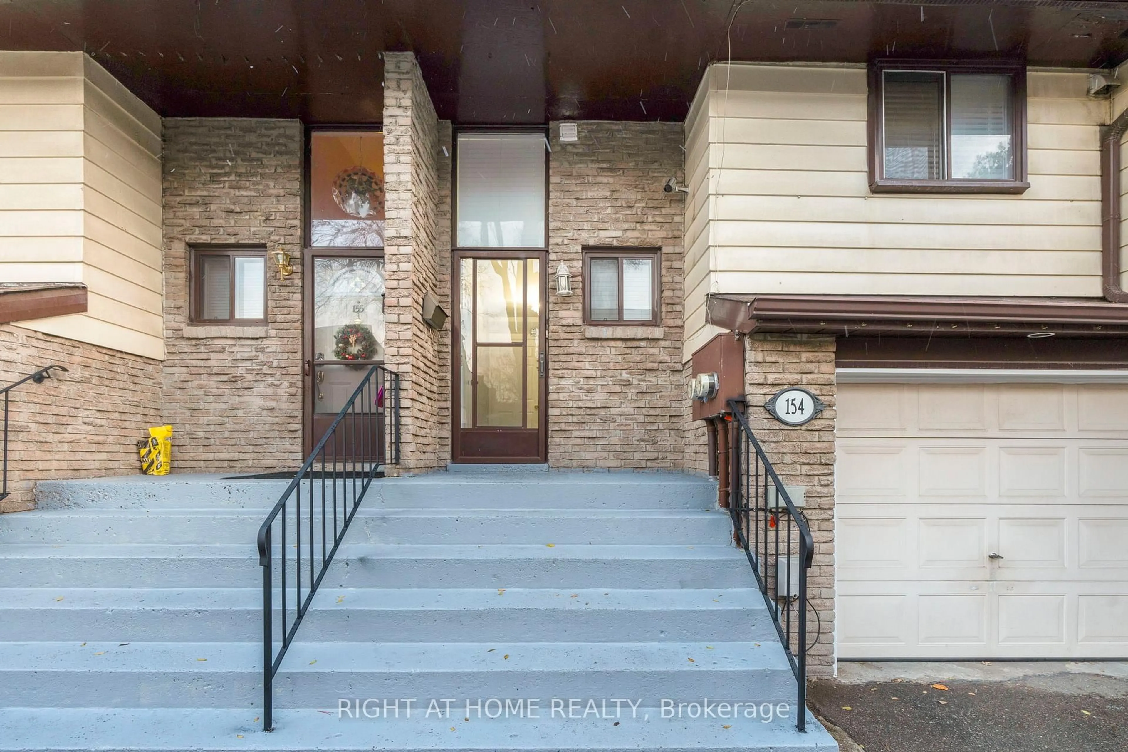 Indoor entryway for 180 Mississauga Valley Blvd #154, Mississauga Ontario L5A 3M2