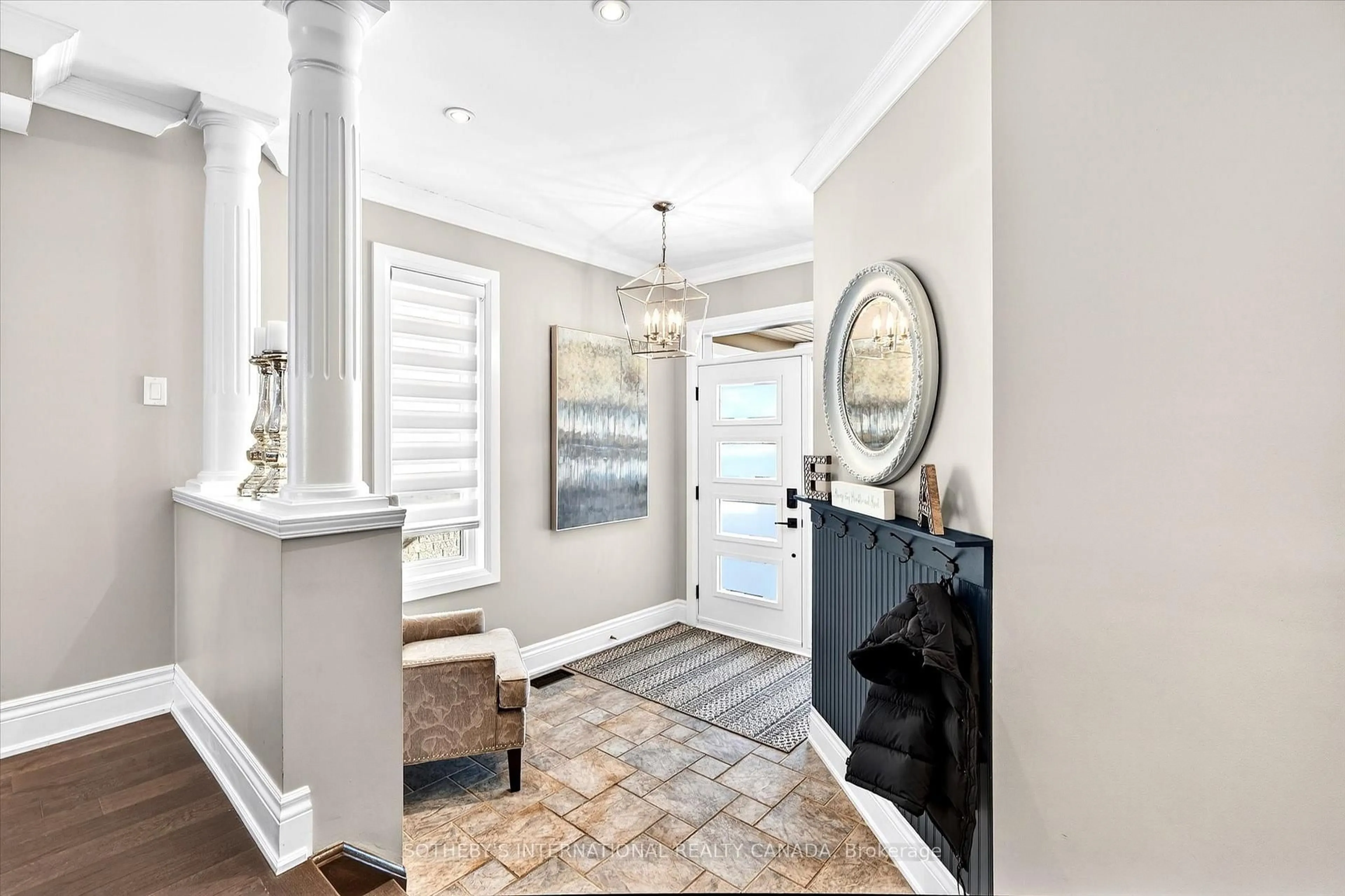 Indoor entryway for 3841 Quiet Creek Dr, Mississauga Ontario L5M 8B1