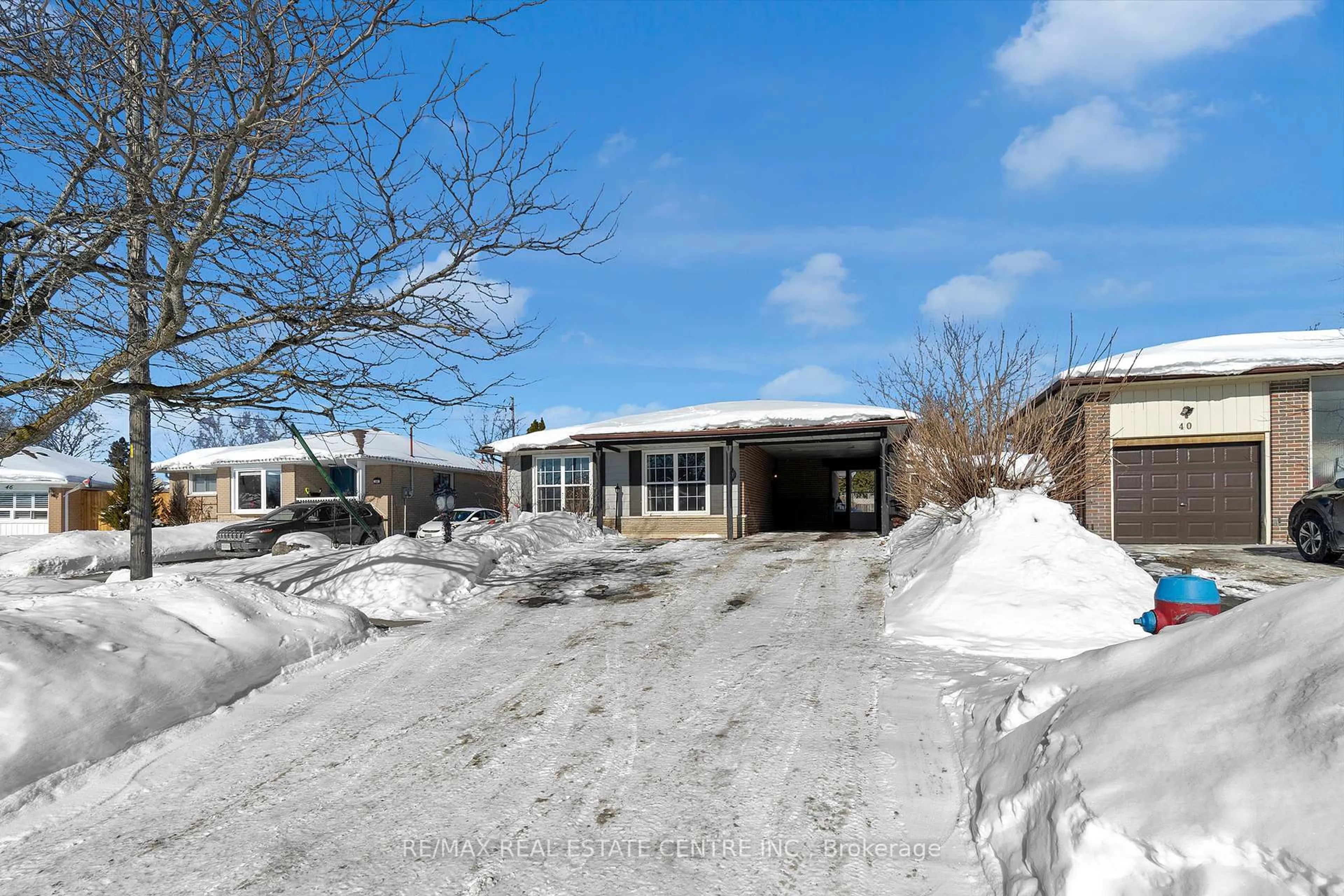 A pic from outside/outdoor area/front of a property/back of a property/a pic from drone, street for 42 Moultrey Cres, Halton Hills Ontario L7G 4N5