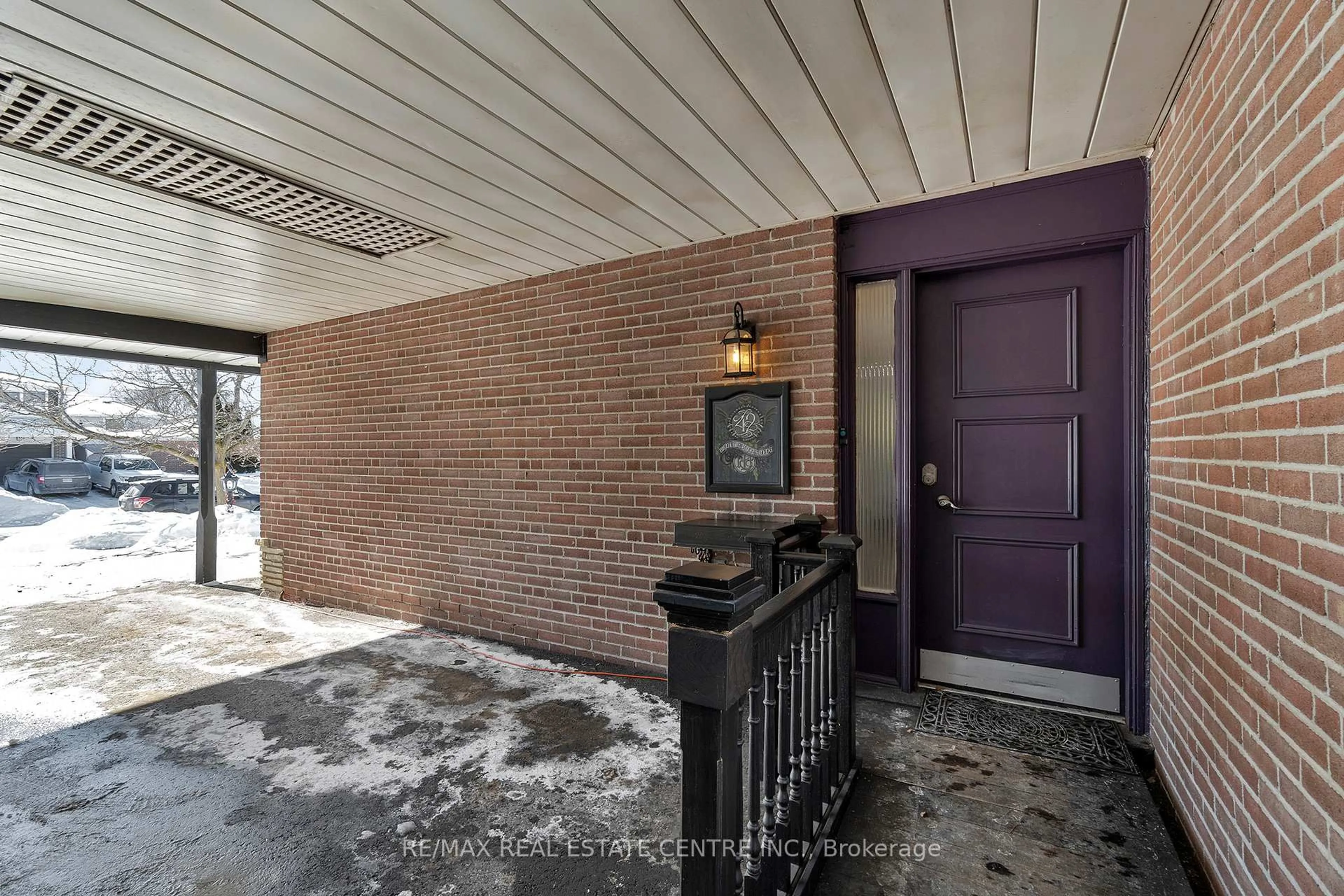 Indoor entryway for 42 Moultrey Cres, Halton Hills Ontario L7G 4N5