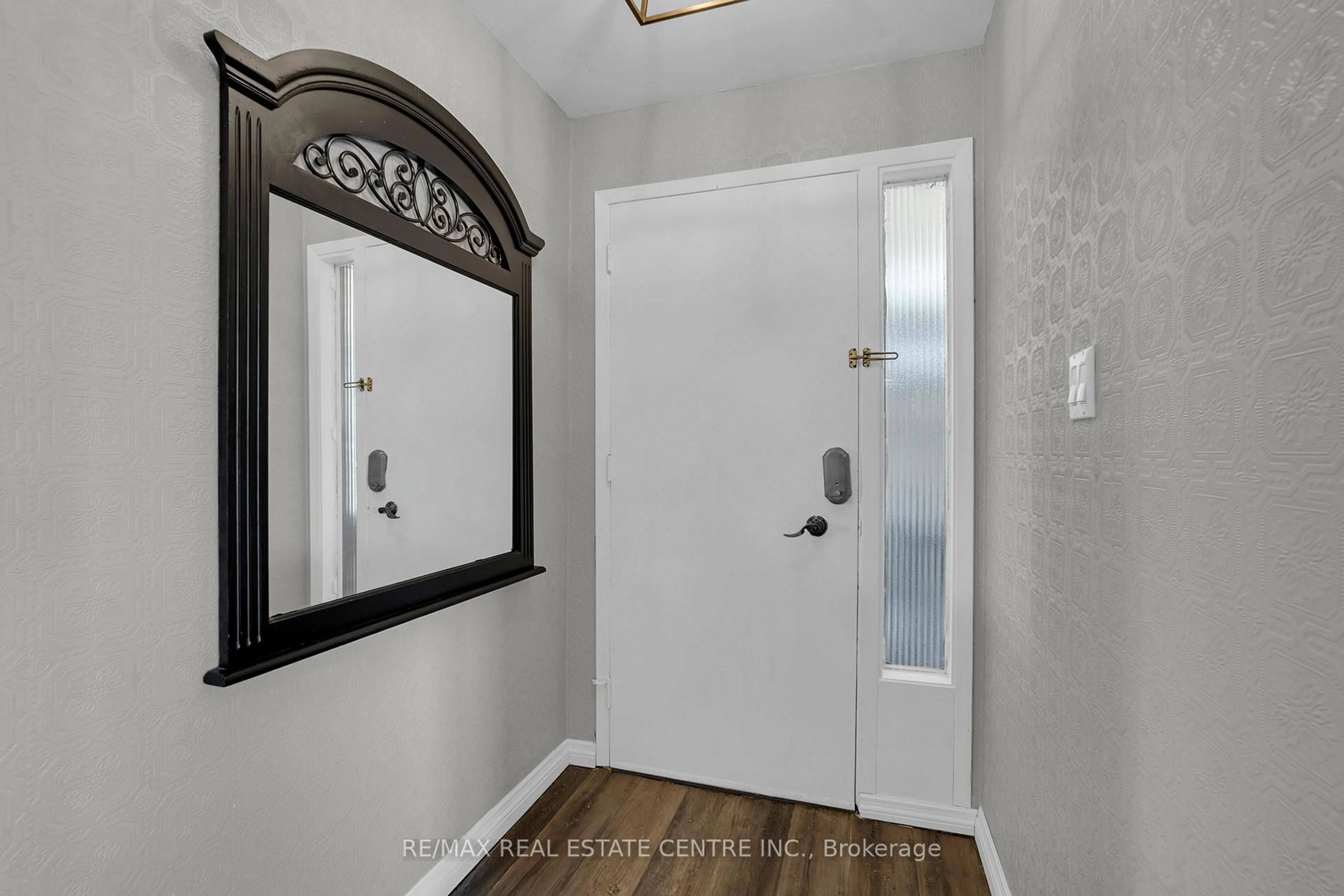 Indoor entryway for 42 Moultrey Cres, Halton Hills Ontario L7G 4N5