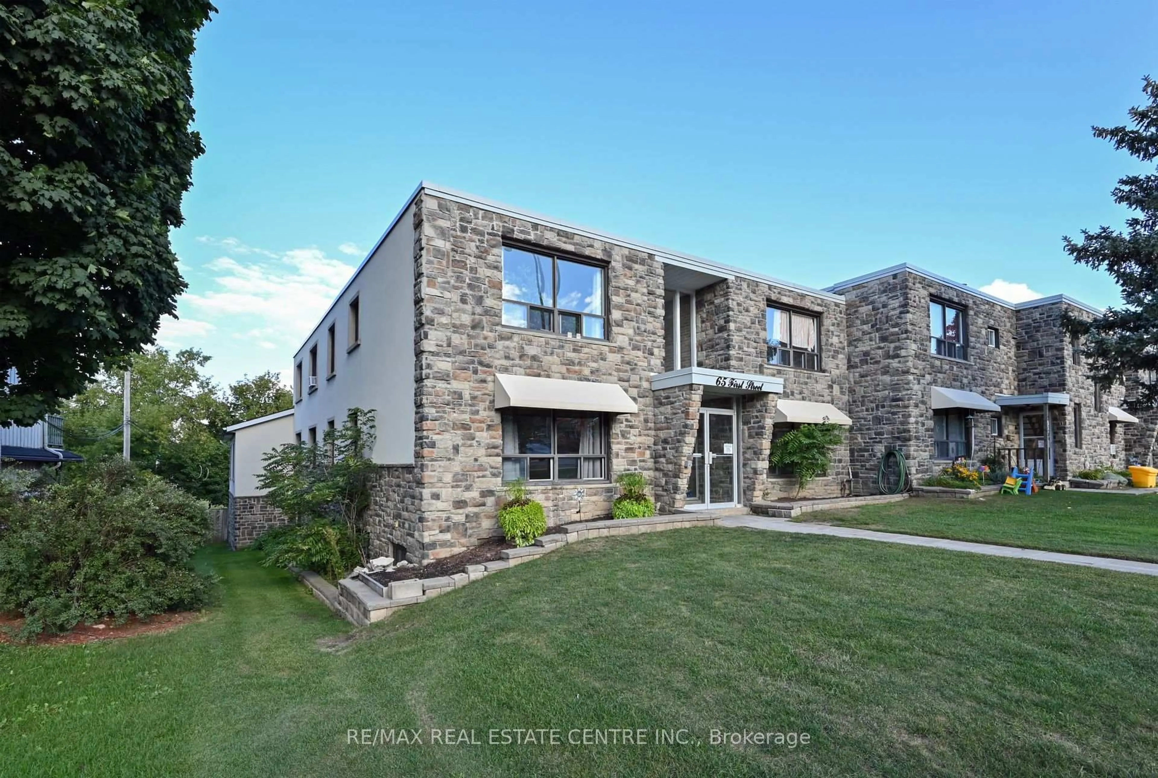 A pic from outside/outdoor area/front of a property/back of a property/a pic from drone, building for 65 First St #10, Orangeville Ontario L9W 2E6