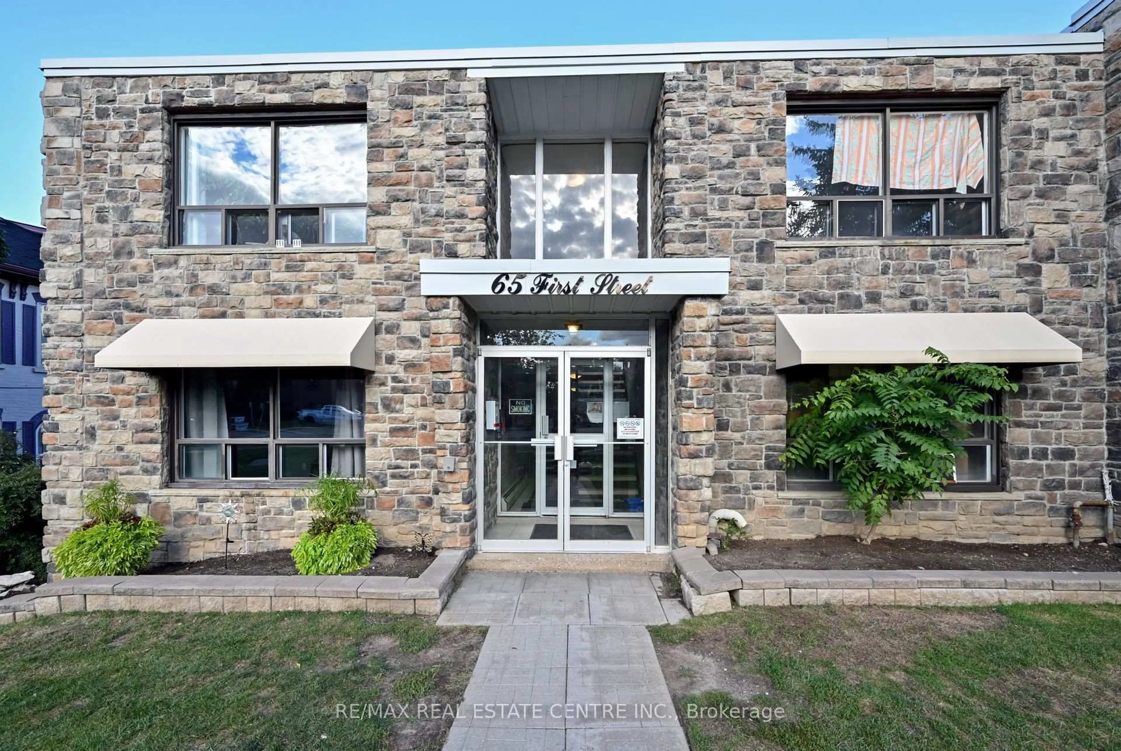 Home with brick exterior material, building for 65 First St #10, Orangeville Ontario L9W 2E6