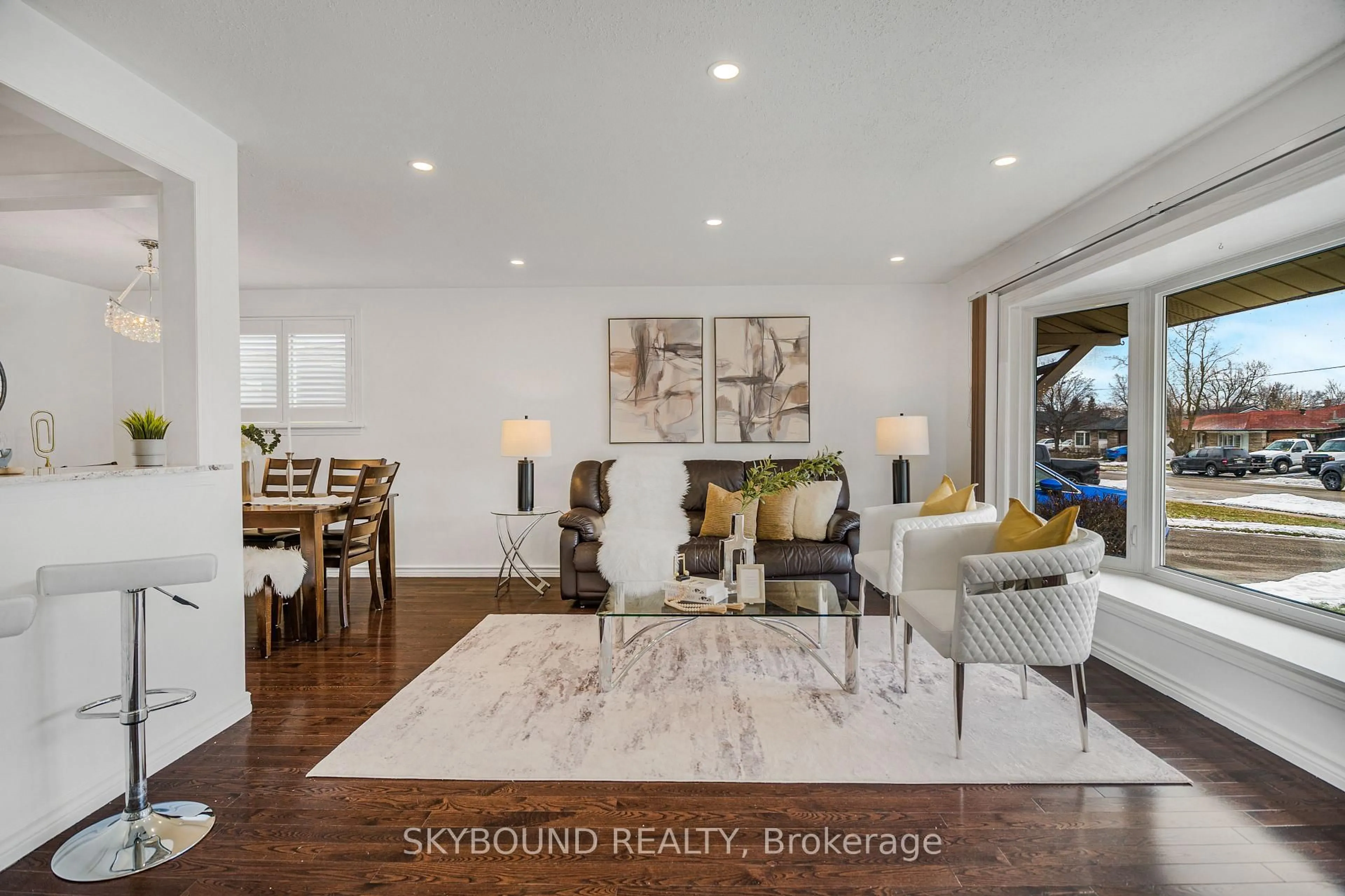 Living room with furniture, unknown for 11 Addington Cres, Brampton Ontario L6T 2R1