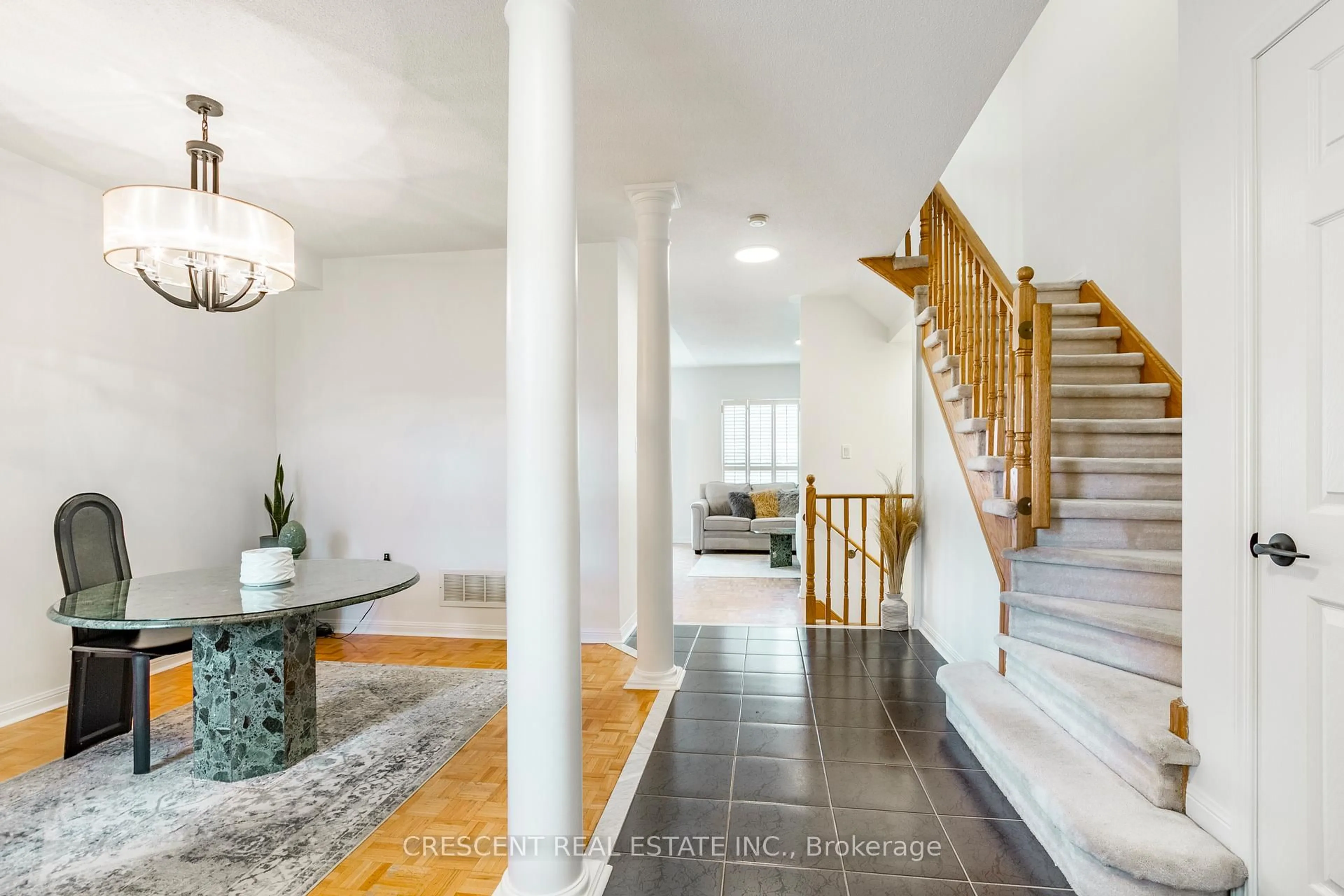 Indoor entryway for 5971 Stonebriar Cres, Mississauga Ontario L5V 2T9