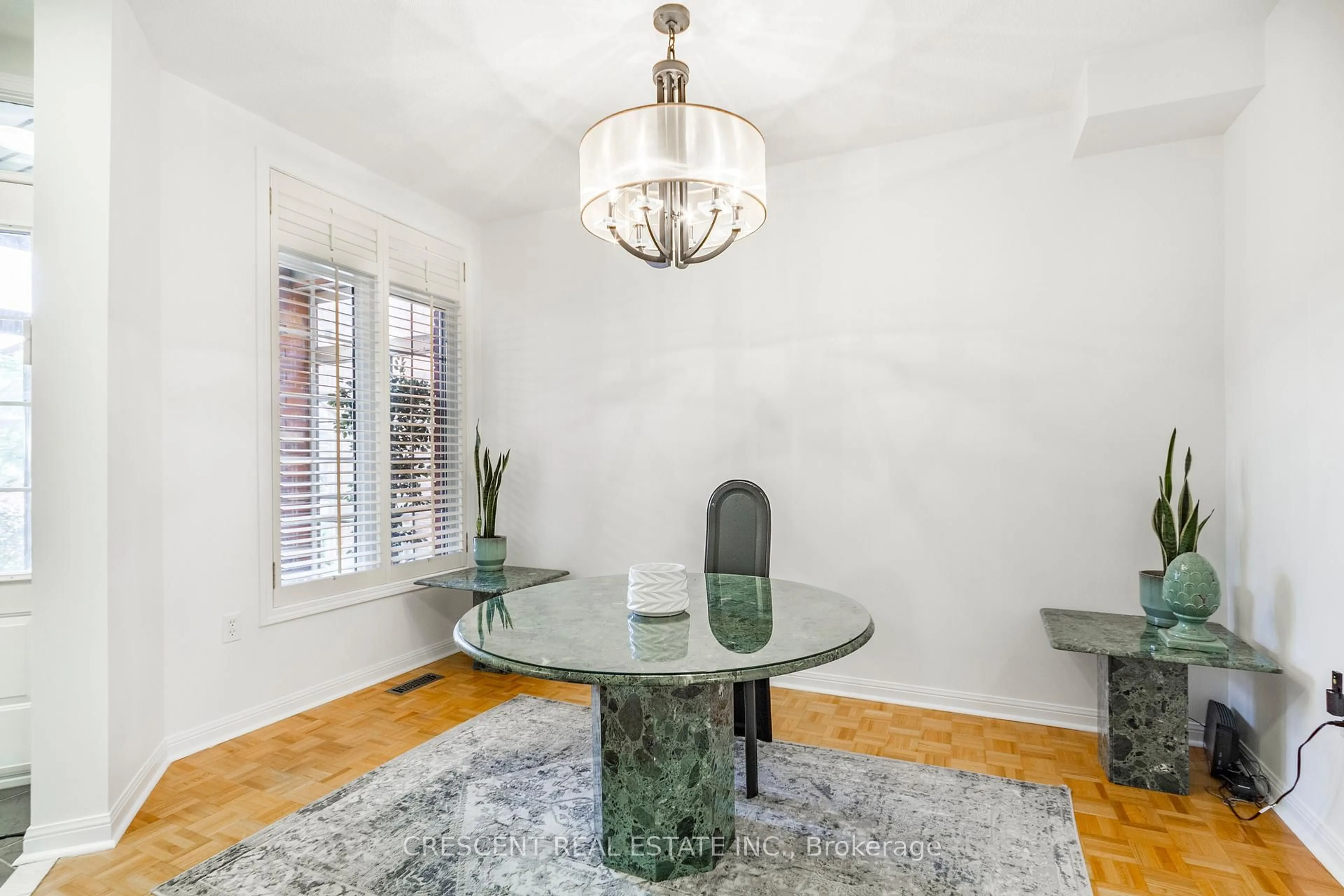 Dining room, unknown for 5971 Stonebriar Cres, Mississauga Ontario L5V 2T9