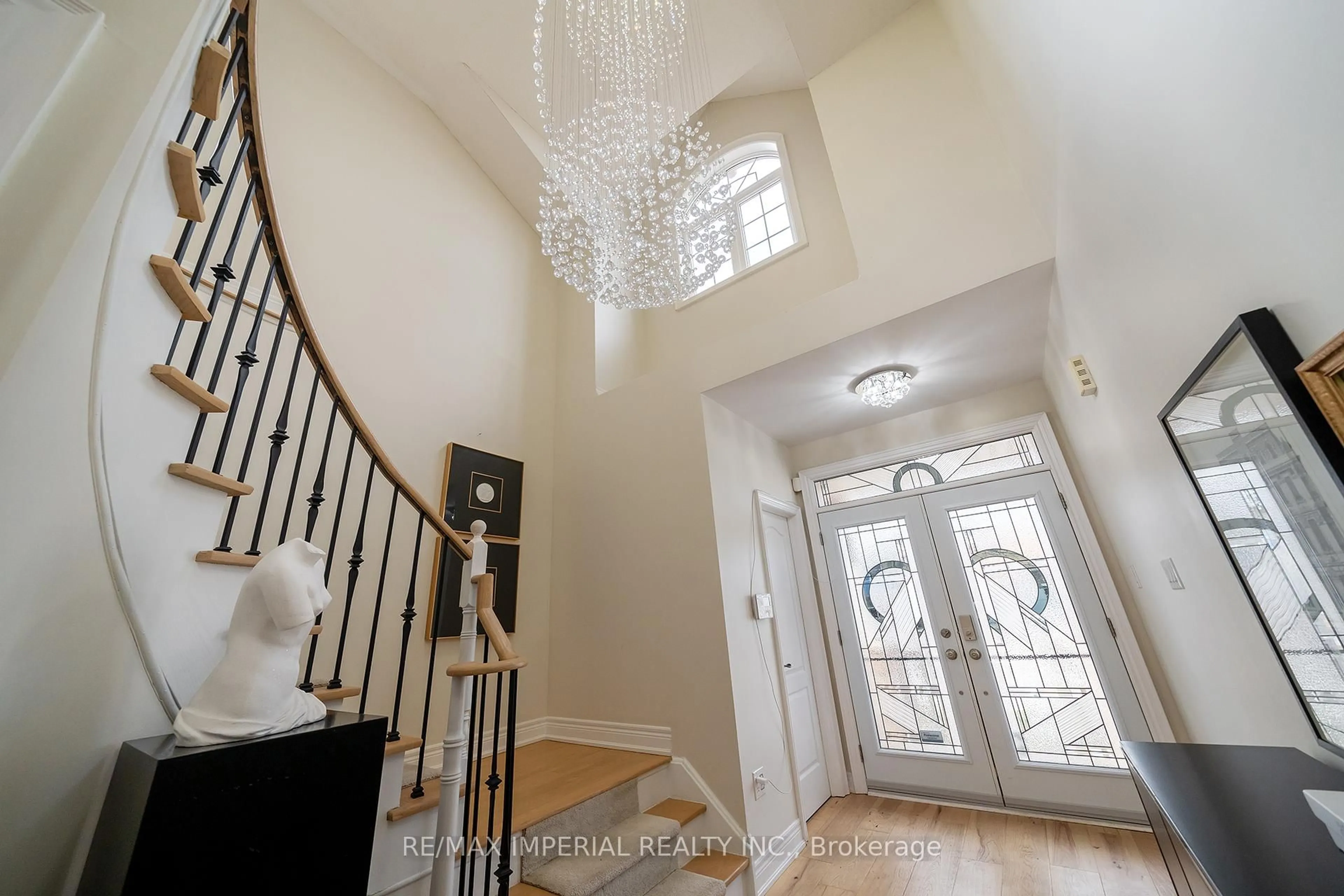 Indoor foyer for 2252 Pine Glen Rd, Oakville Ontario L6M 0G5