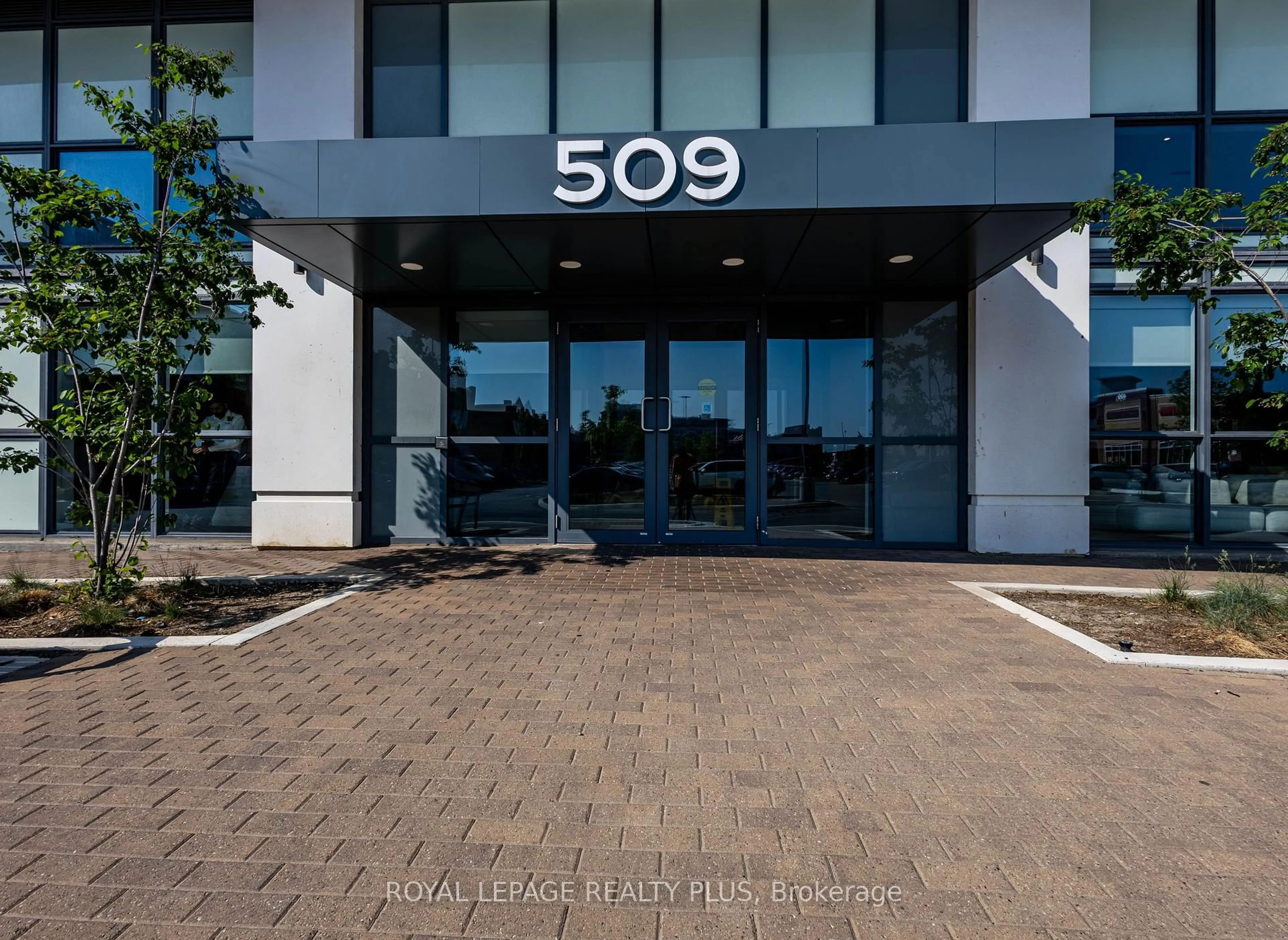 Indoor foyer for 509 Dundas St #701, Oakville Ontario L6M 1L9