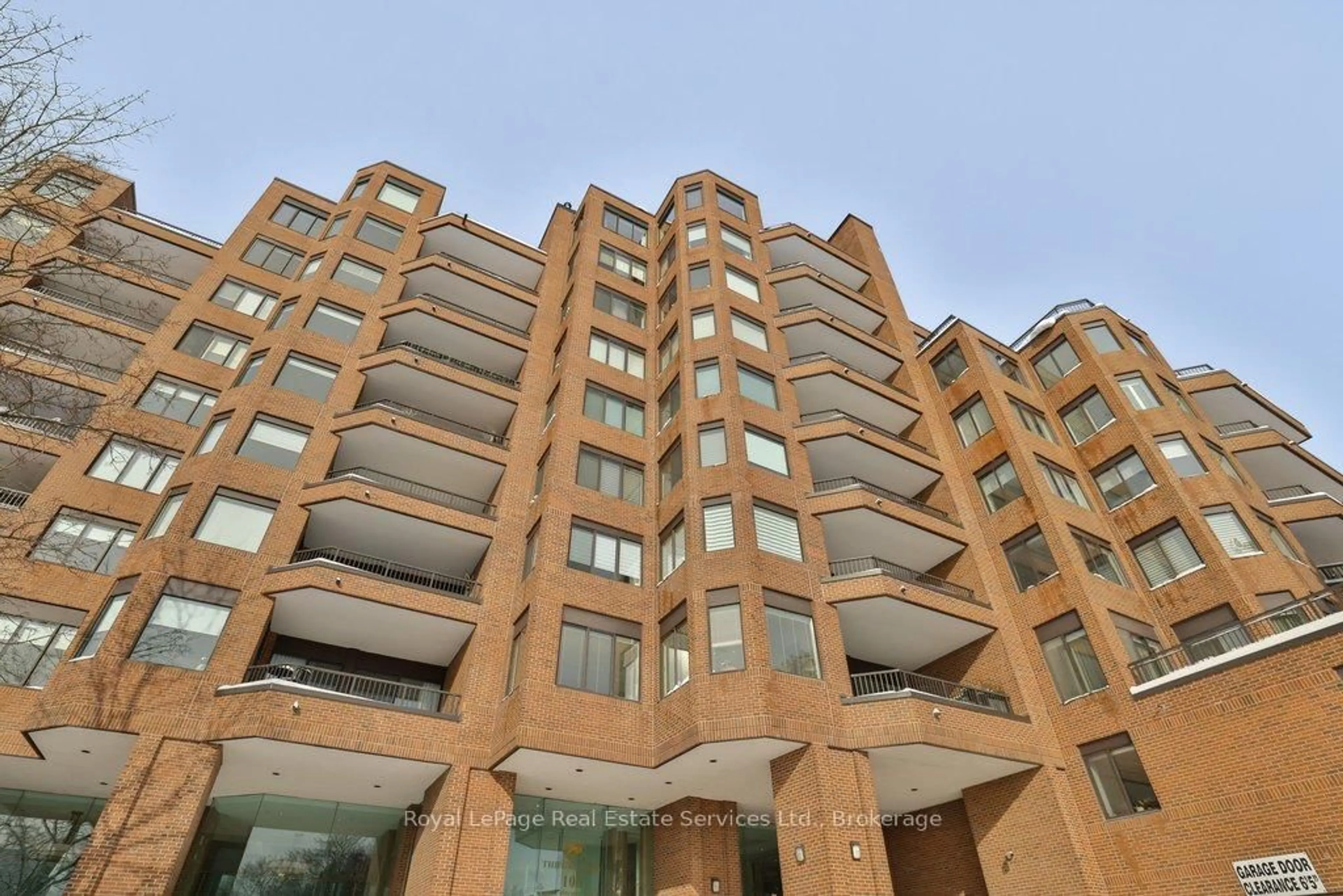 Indoor foyer for 100 Lakeshore Rd #102, Oakville Ontario L6J 6M9
