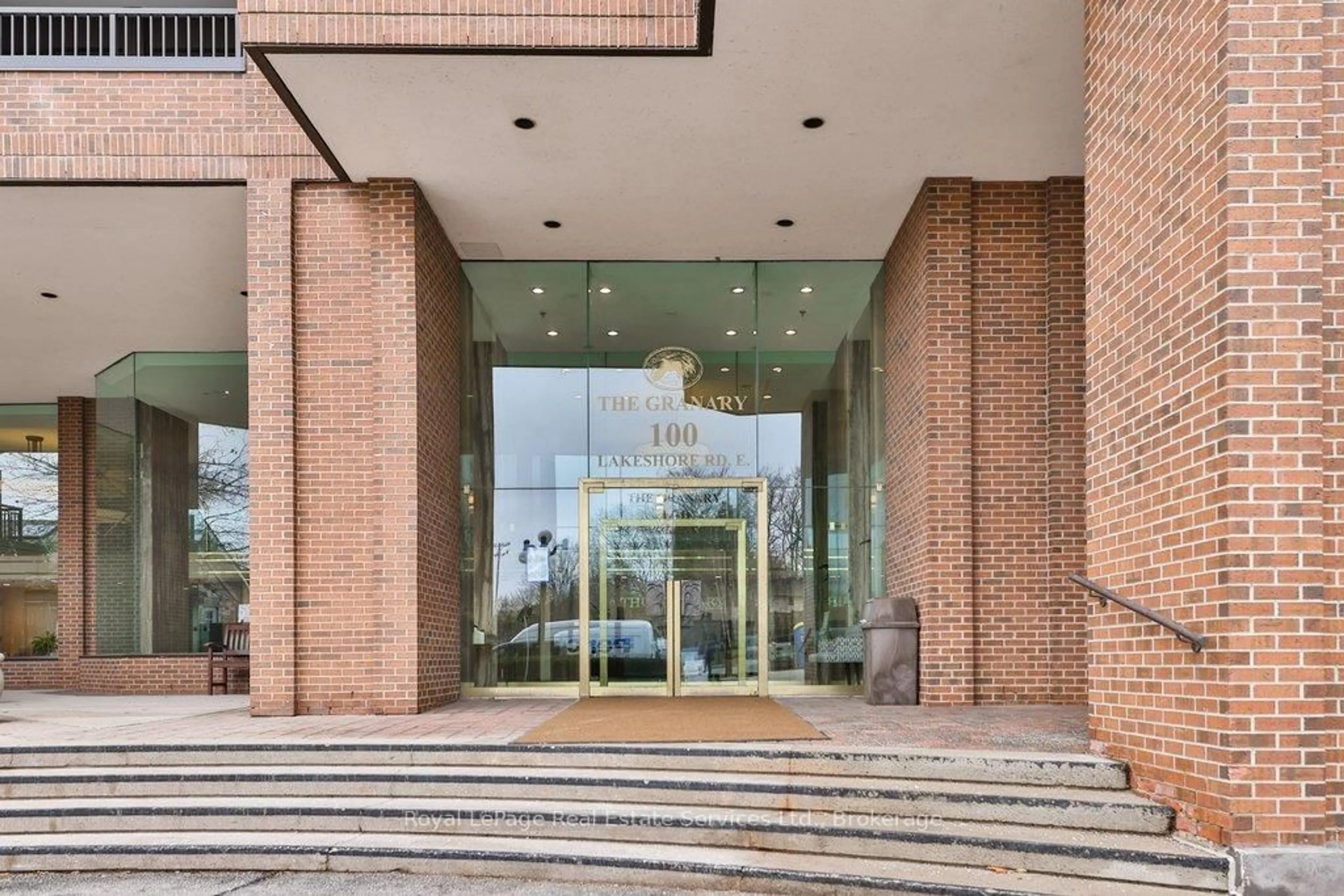 Indoor foyer for 100 Lakeshore Rd #102, Oakville Ontario L6J 6M9