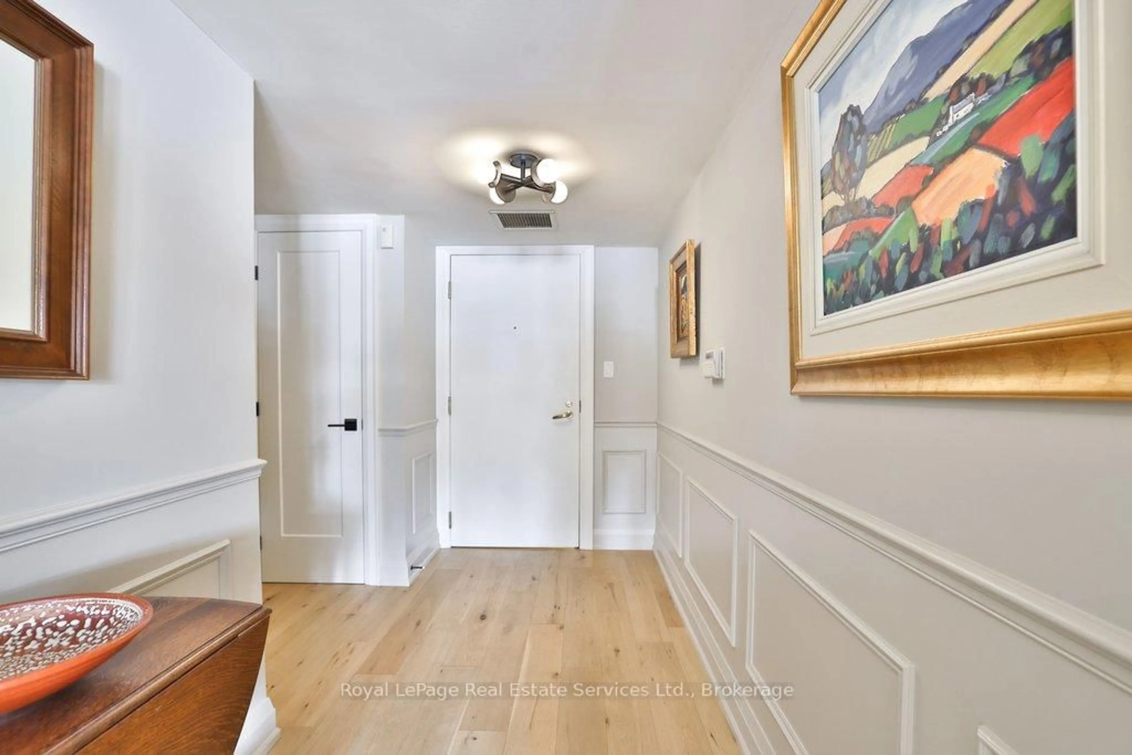 Indoor foyer for 100 Lakeshore Rd #102, Oakville Ontario L6J 6M9