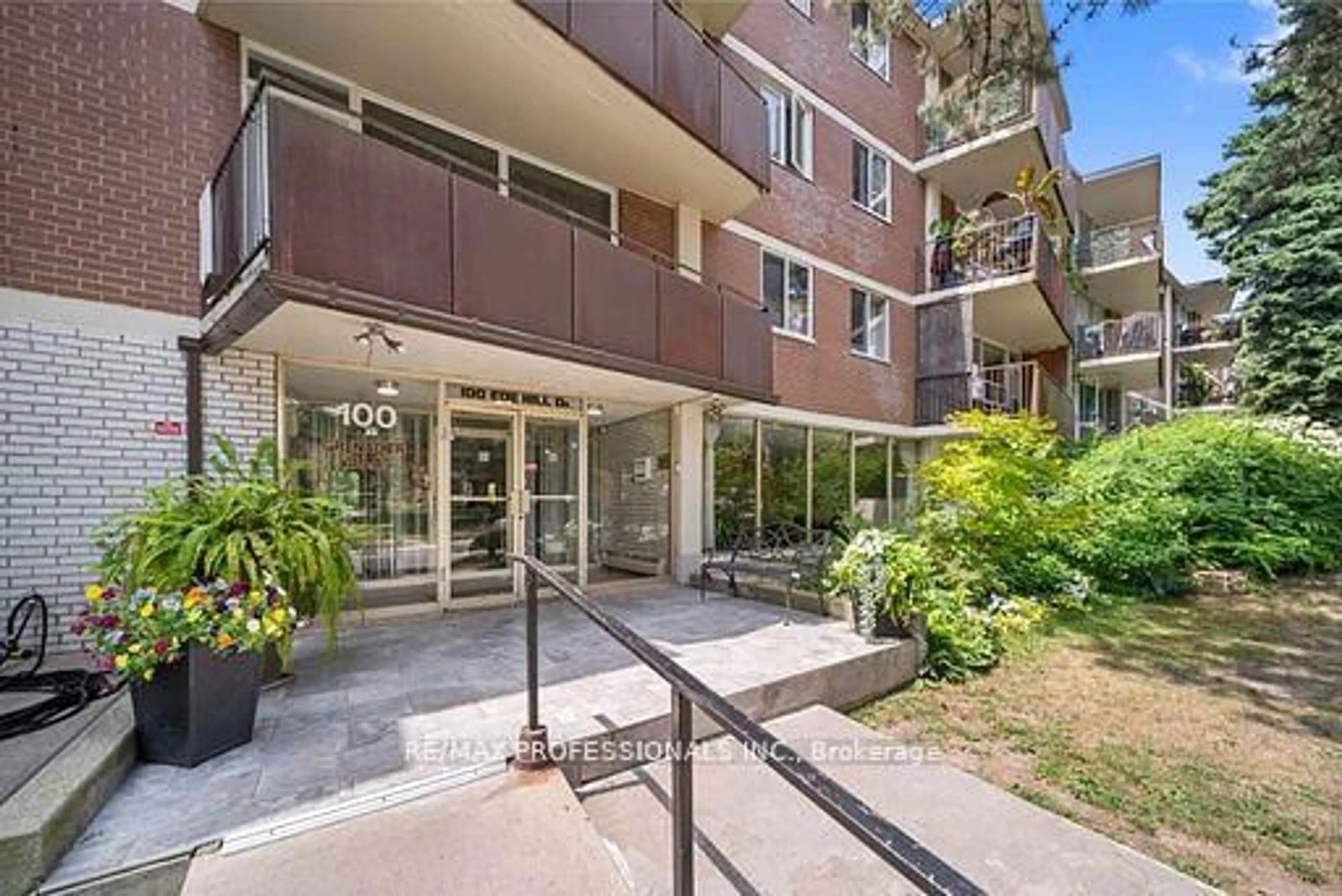 Indoor foyer for 100 Coe Hill Dr #216, Toronto Ontario M6S 3E1