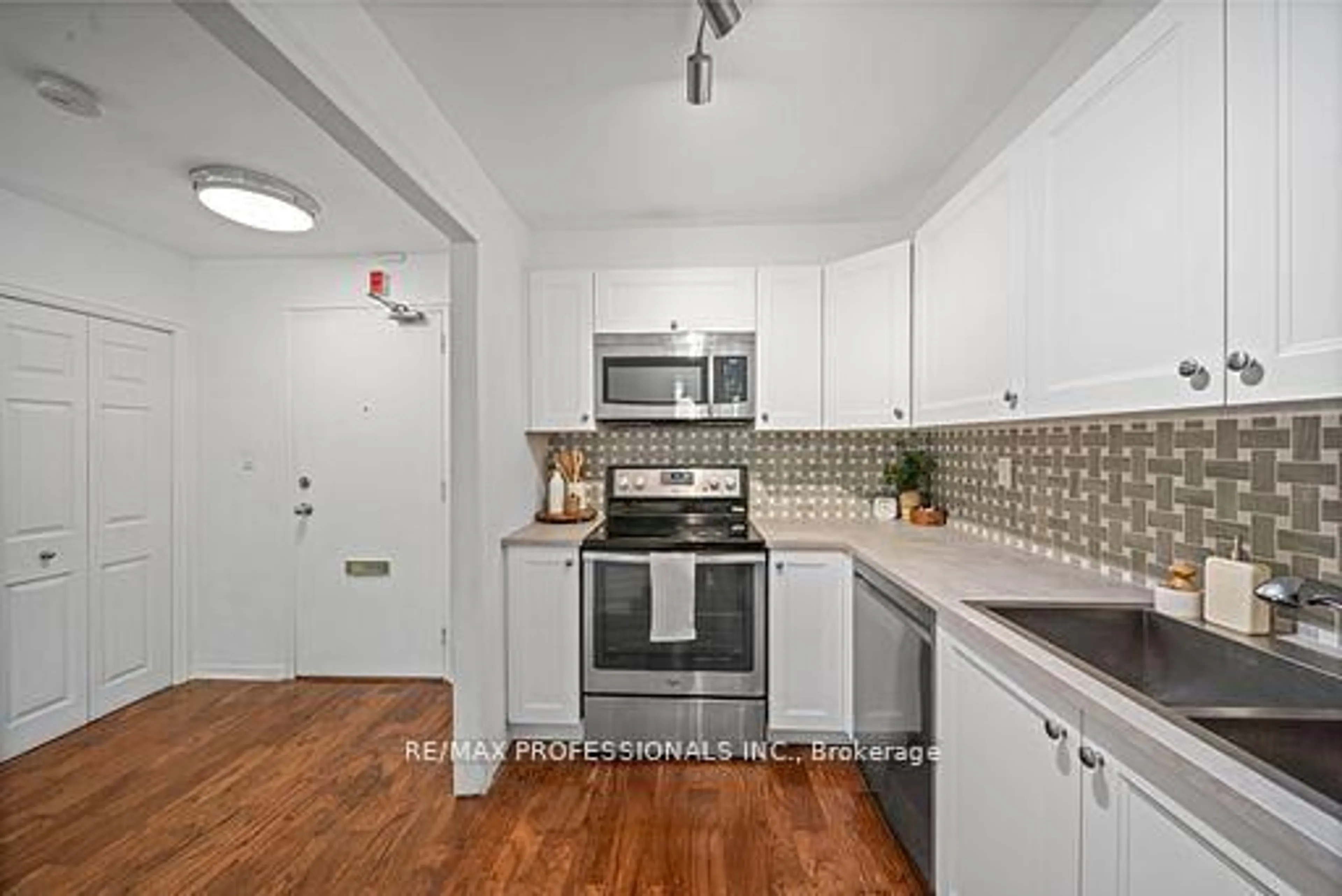 Standard kitchen, unknown for 100 Coe Hill Dr #216, Toronto Ontario M6S 3E1