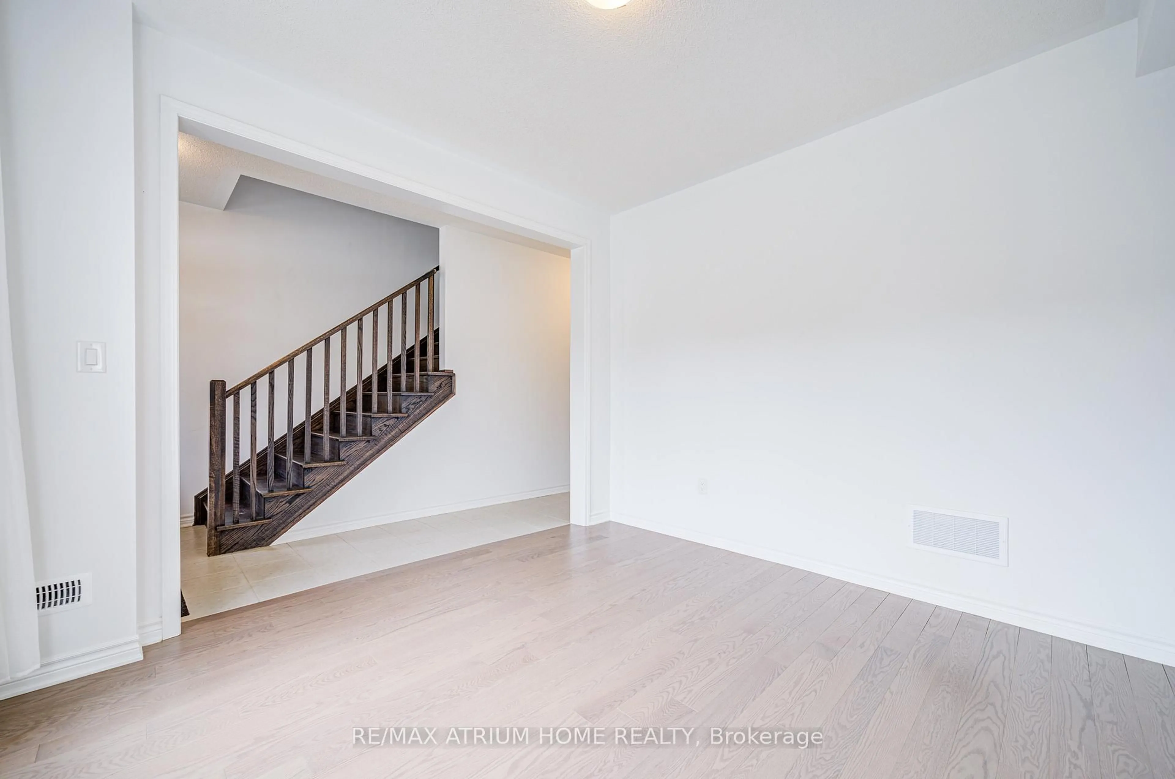 A pic of a room for 1377 William Halton Pkwy, Oakville Ontario L6M 5N9