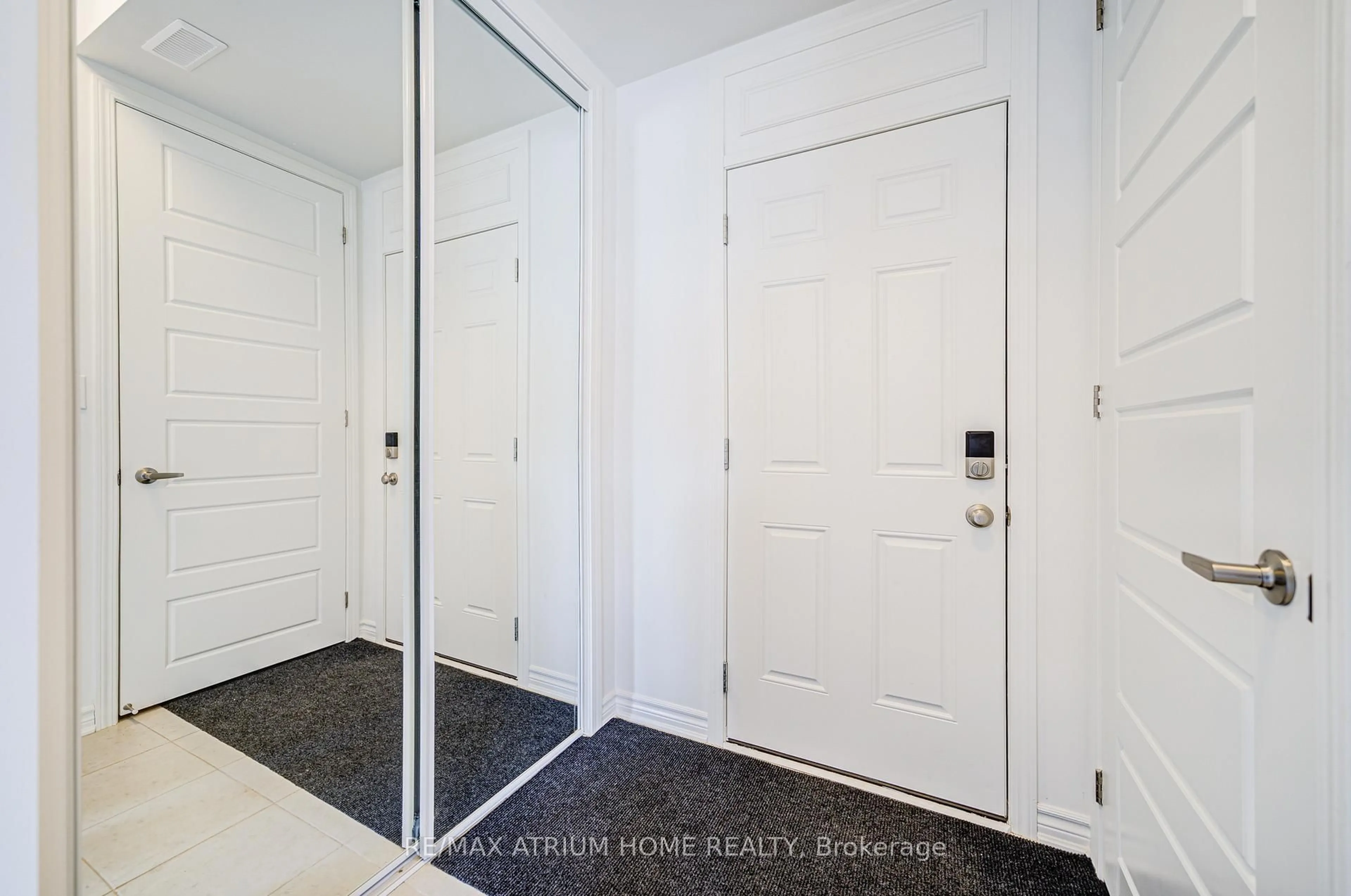 Indoor entryway for 1377 William Halton Pkwy, Oakville Ontario L6M 5N9