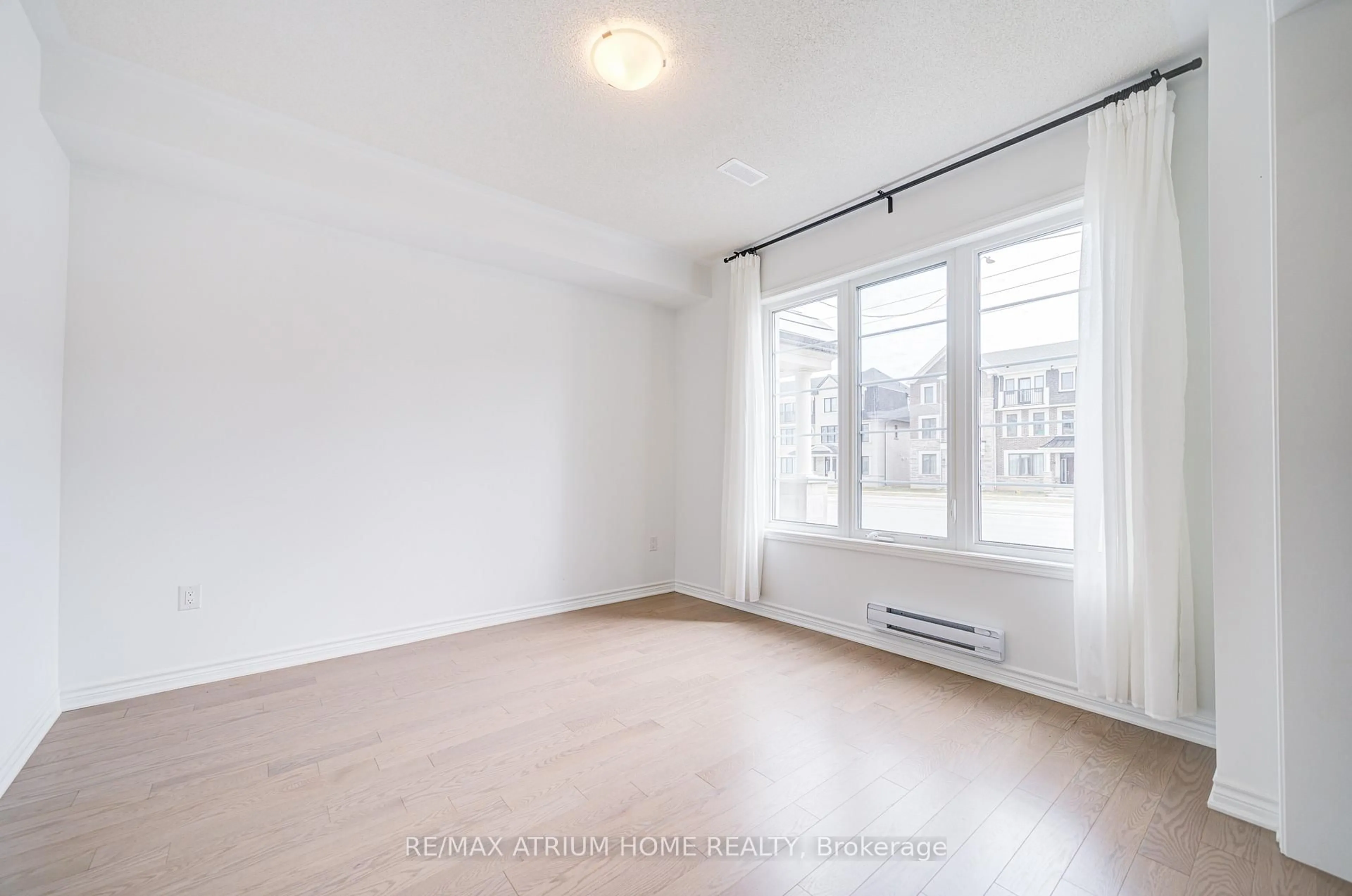 A pic of a room for 1377 William Halton Pkwy, Oakville Ontario L6M 5N9