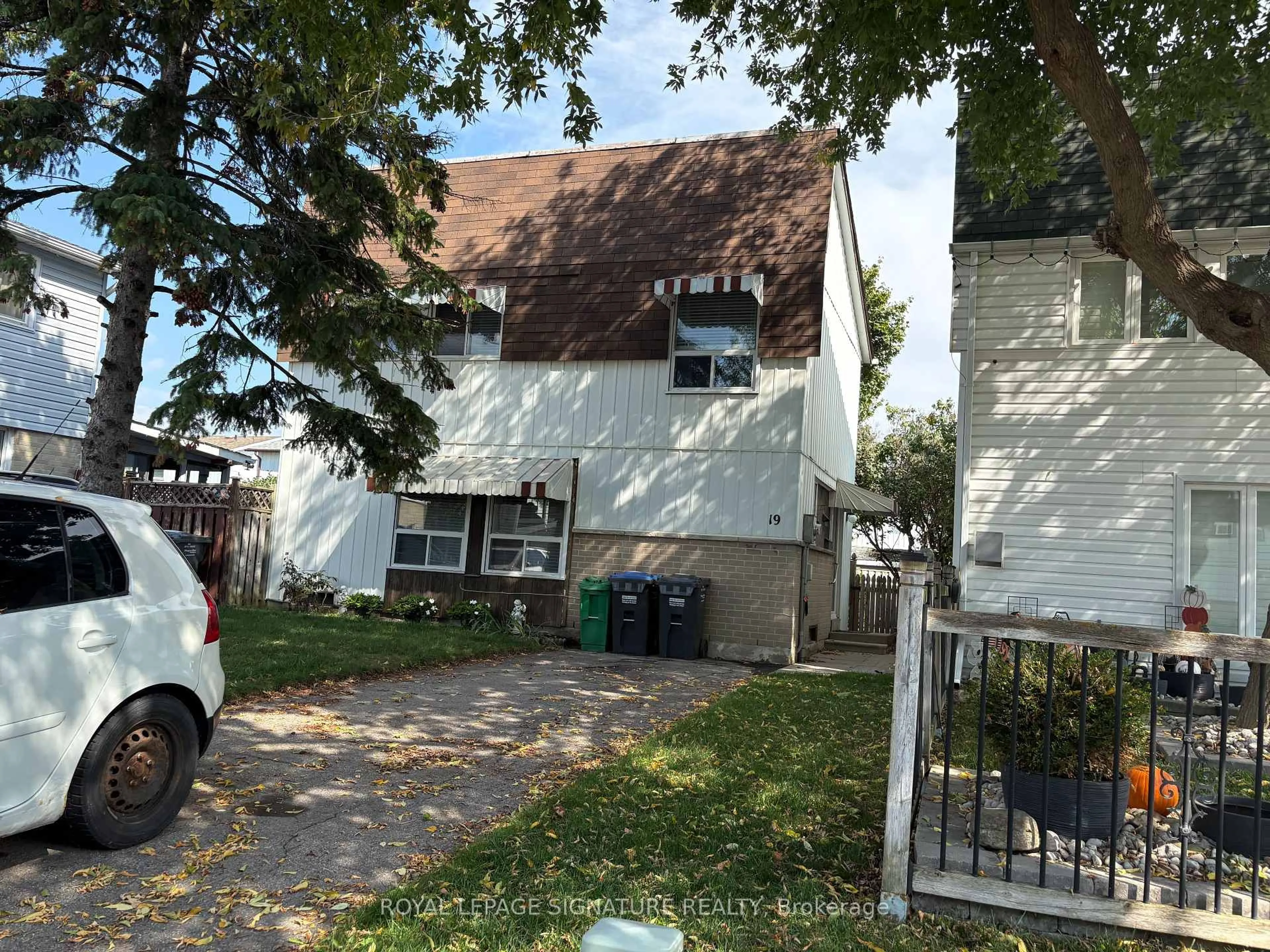 A pic from outside/outdoor area/front of a property/back of a property/a pic from drone, street for 19 Grand River Crt, Brampton Ontario L6S 2J8