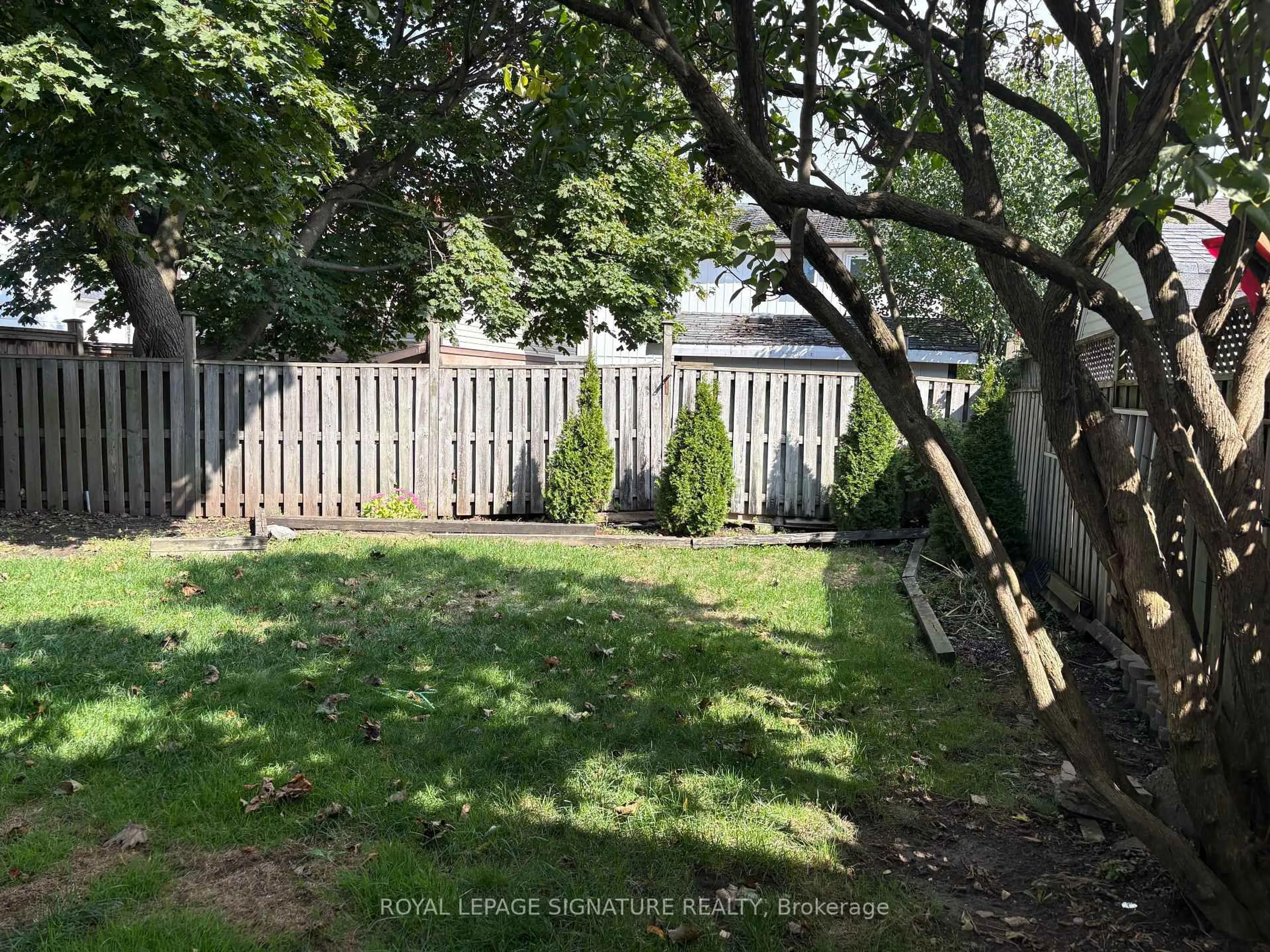 A pic from outside/outdoor area/front of a property/back of a property/a pic from drone, forest/trees view for 19 Grand River Crt, Brampton Ontario L6S 2J8