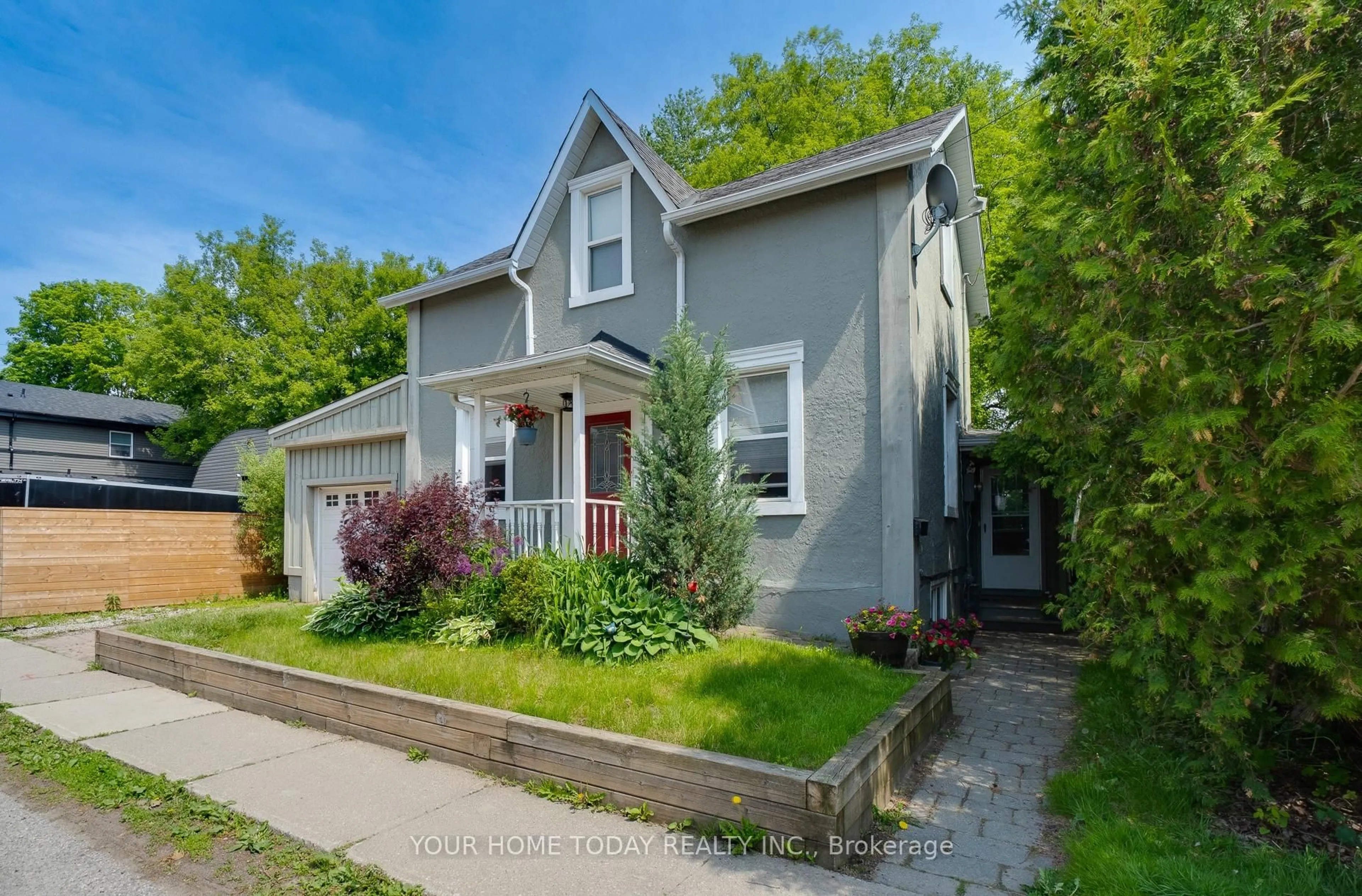 A pic from outside/outdoor area/front of a property/back of a property/a pic from drone, street for 10 Knox St, Halton Hills Ontario L7J 1C7