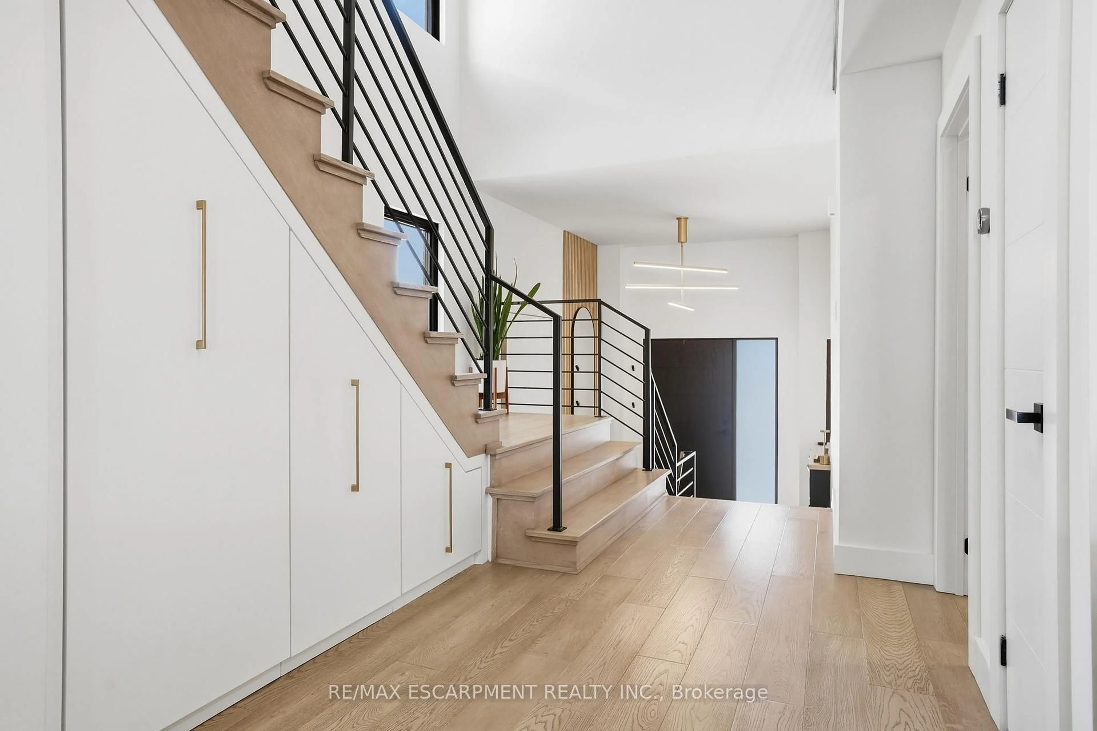 Indoor entryway for 1311 Treeland St, Burlington Ontario L7R 3T5