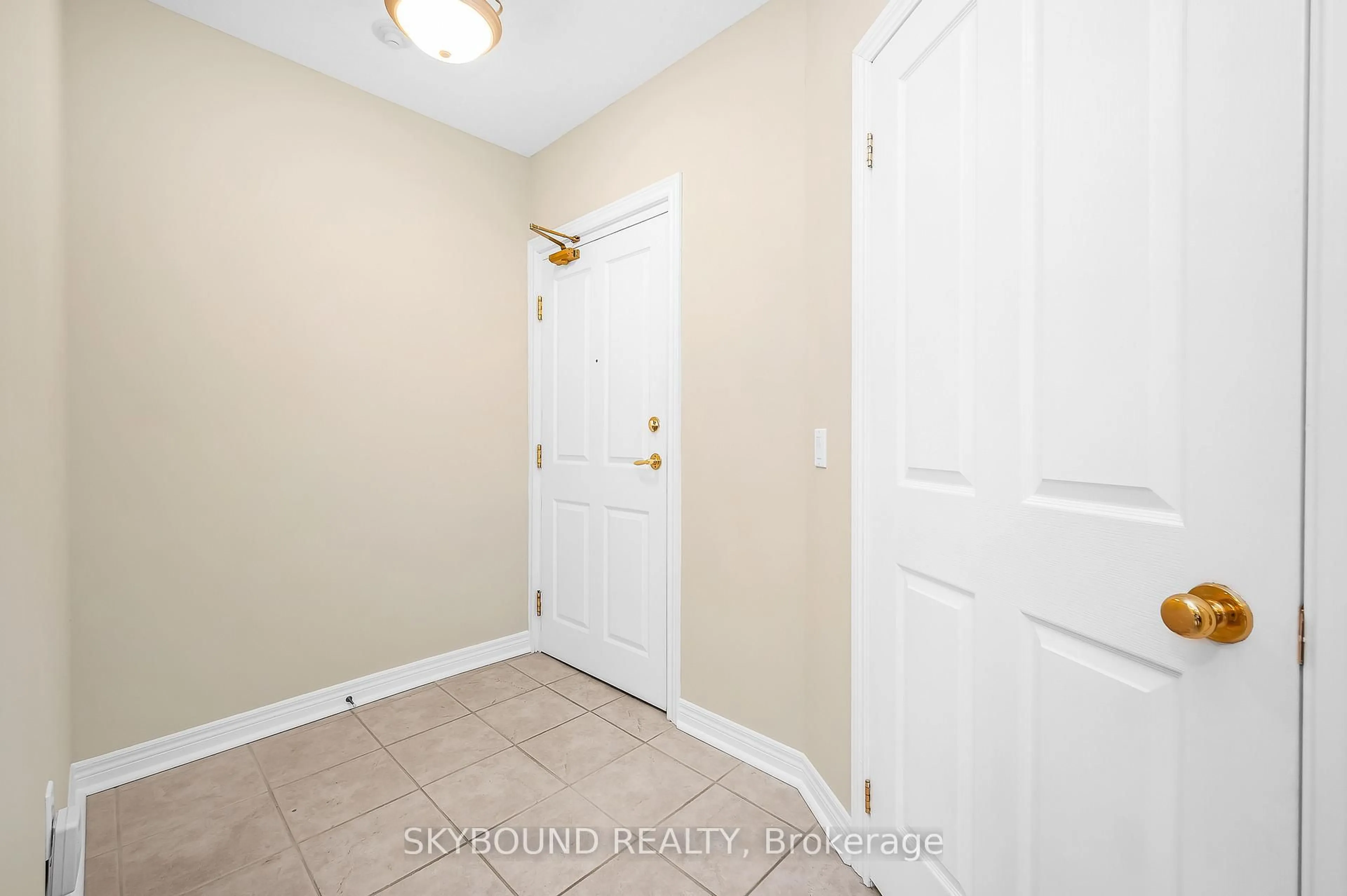 Indoor entryway for 1998 Ironstone Dr #505, Burlington Ontario L7L 7P7