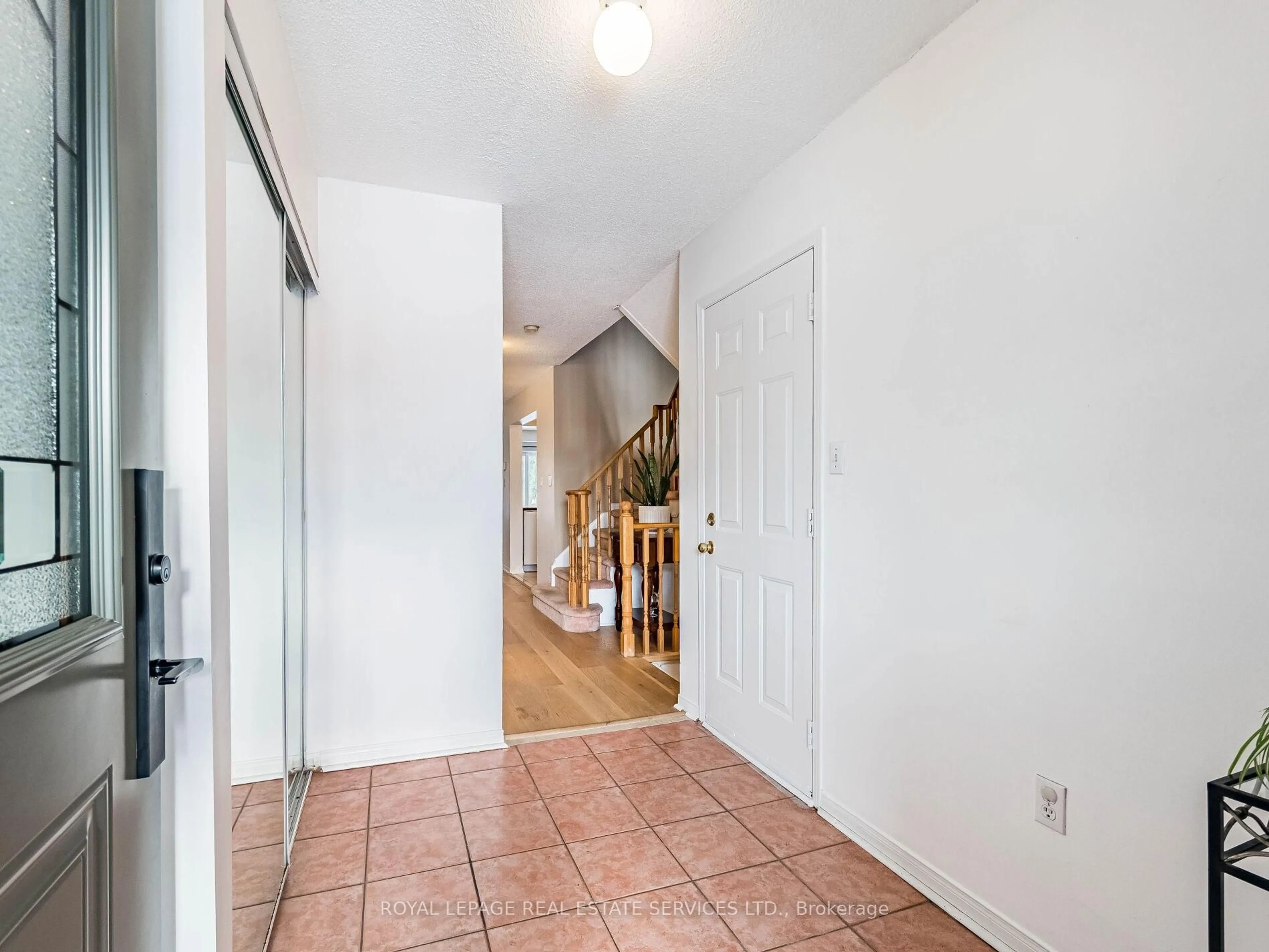Indoor entryway for 31 Berkindale Crt, Brampton Ontario L6Y 5G1