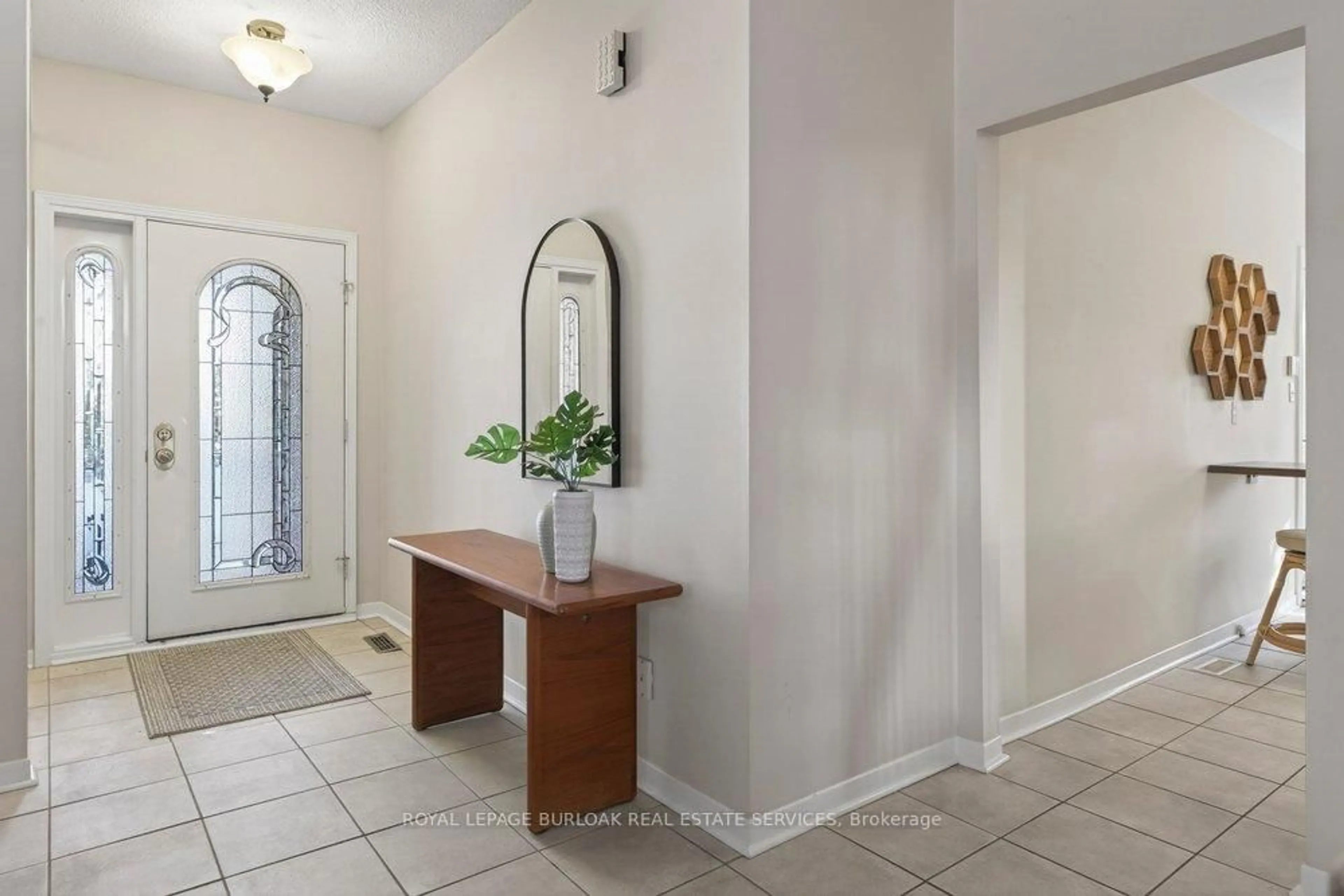 Indoor entryway for 2162 Pauline Crt, Burlington Ontario L7P 3L8