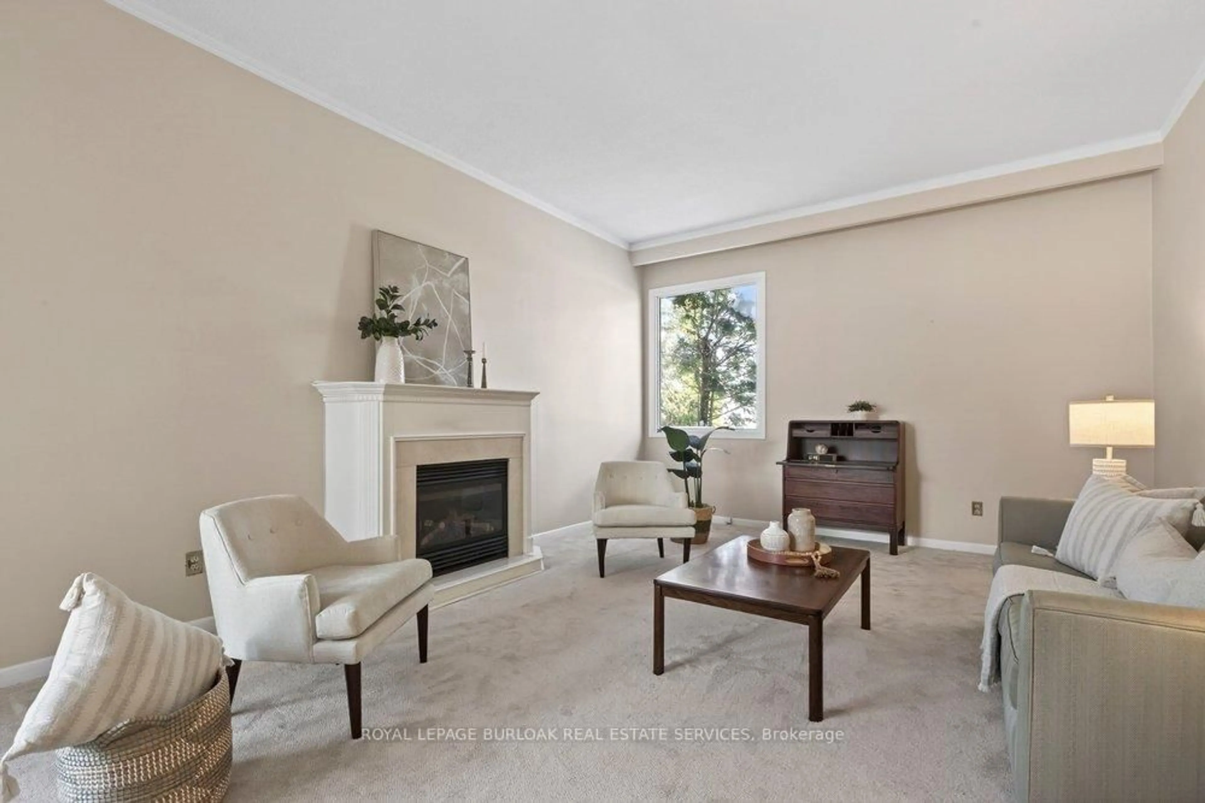 Living room with furniture, unknown for 2162 Pauline Crt, Burlington Ontario L7P 3L8