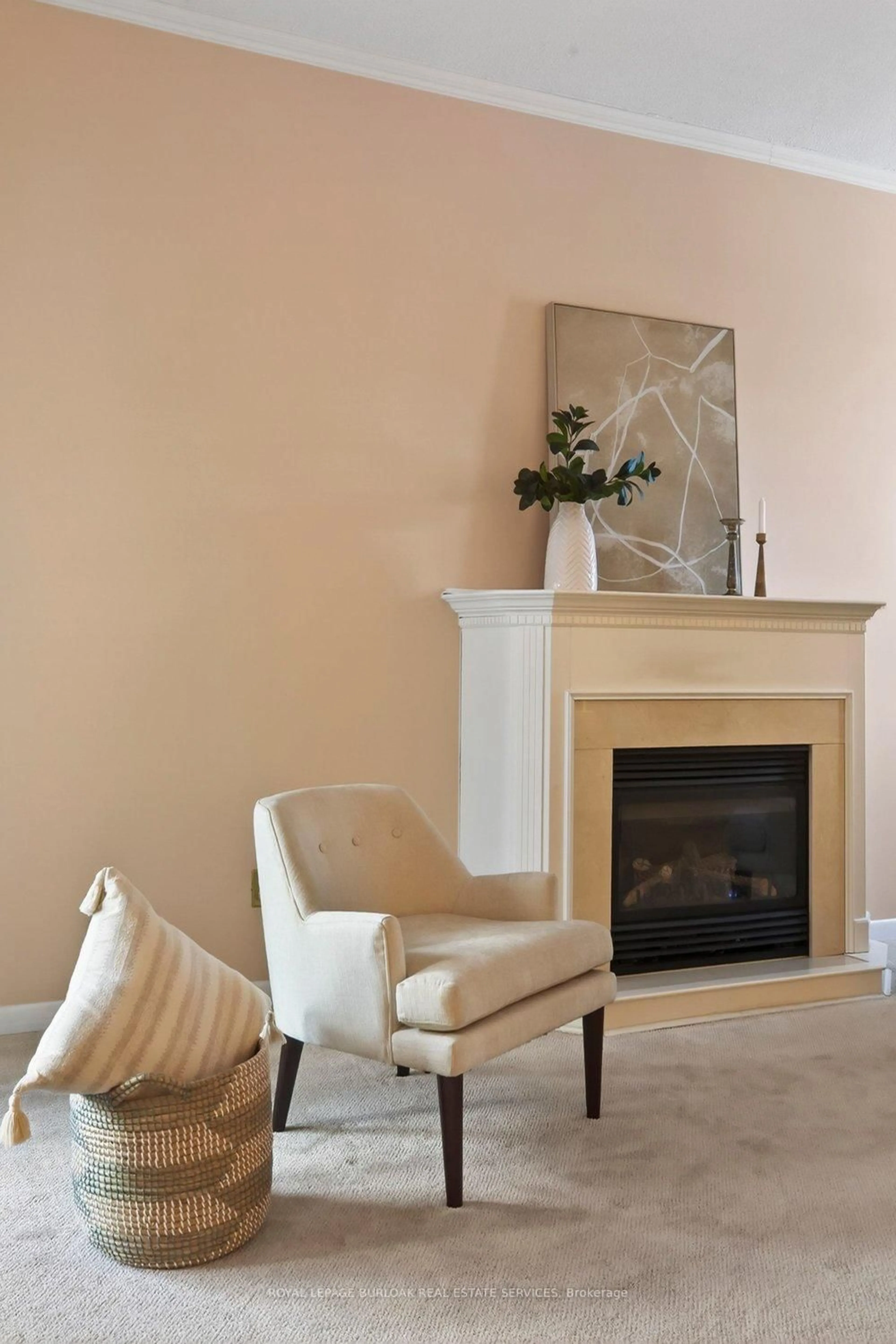 Living room with furniture, unknown for 2162 Pauline Crt, Burlington Ontario L7P 3L8