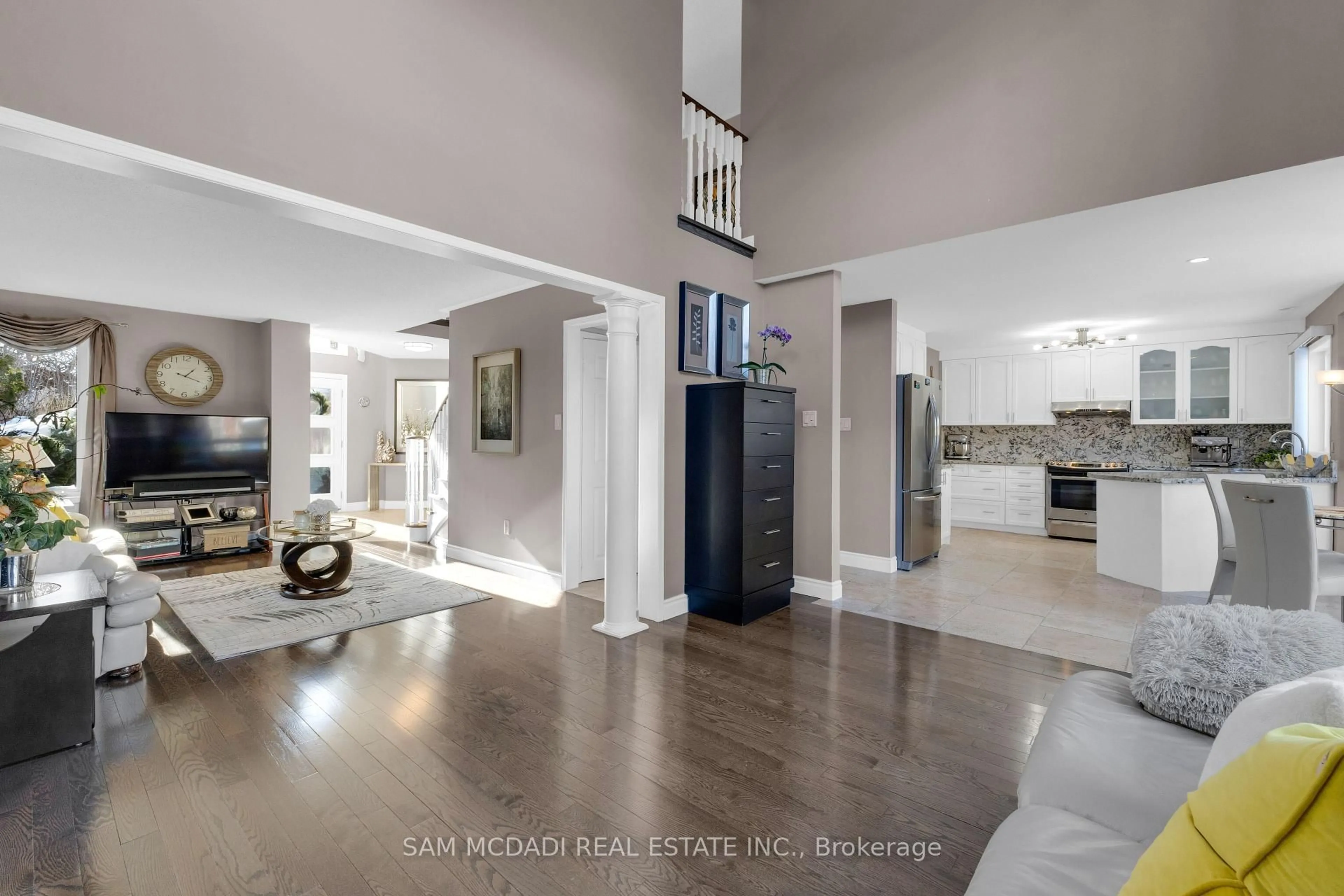 Indoor foyer for 17 Robinson Rd, Halton Hills Ontario L7G 6G5