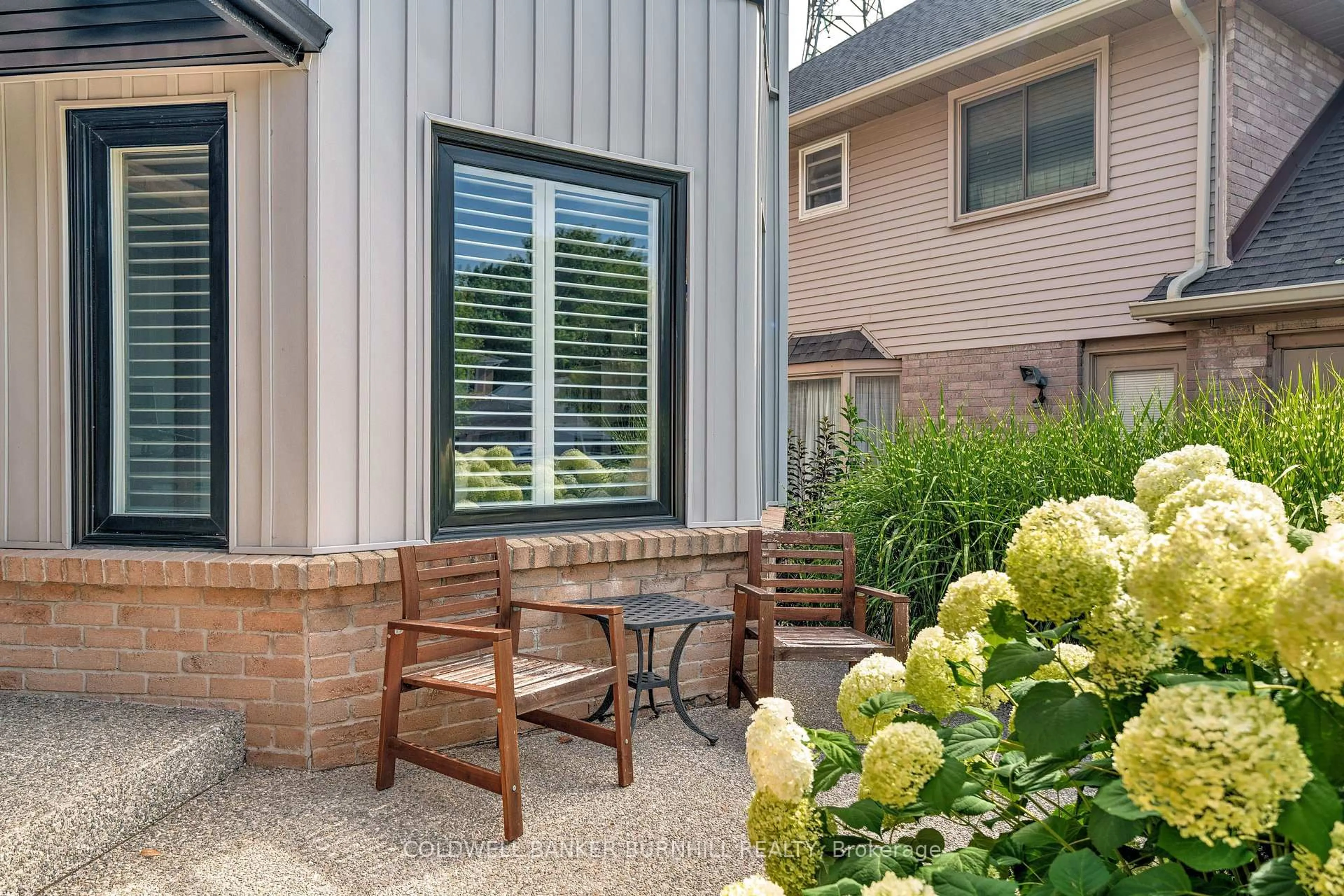 Patio, street for 697 Lambshead Dr, Burlington Ontario L7S 2E6