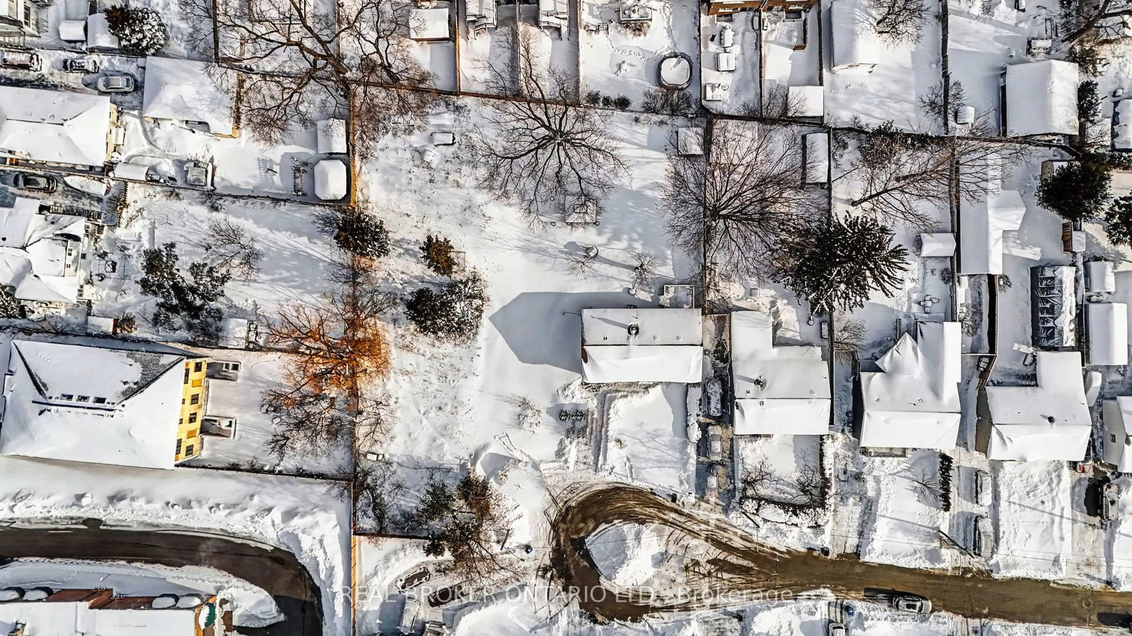 A pic from outside/outdoor area/front of a property/back of a property/a pic from drone, street for 1069 Roosevelt Rd, Mississauga Ontario L5G 3Y6