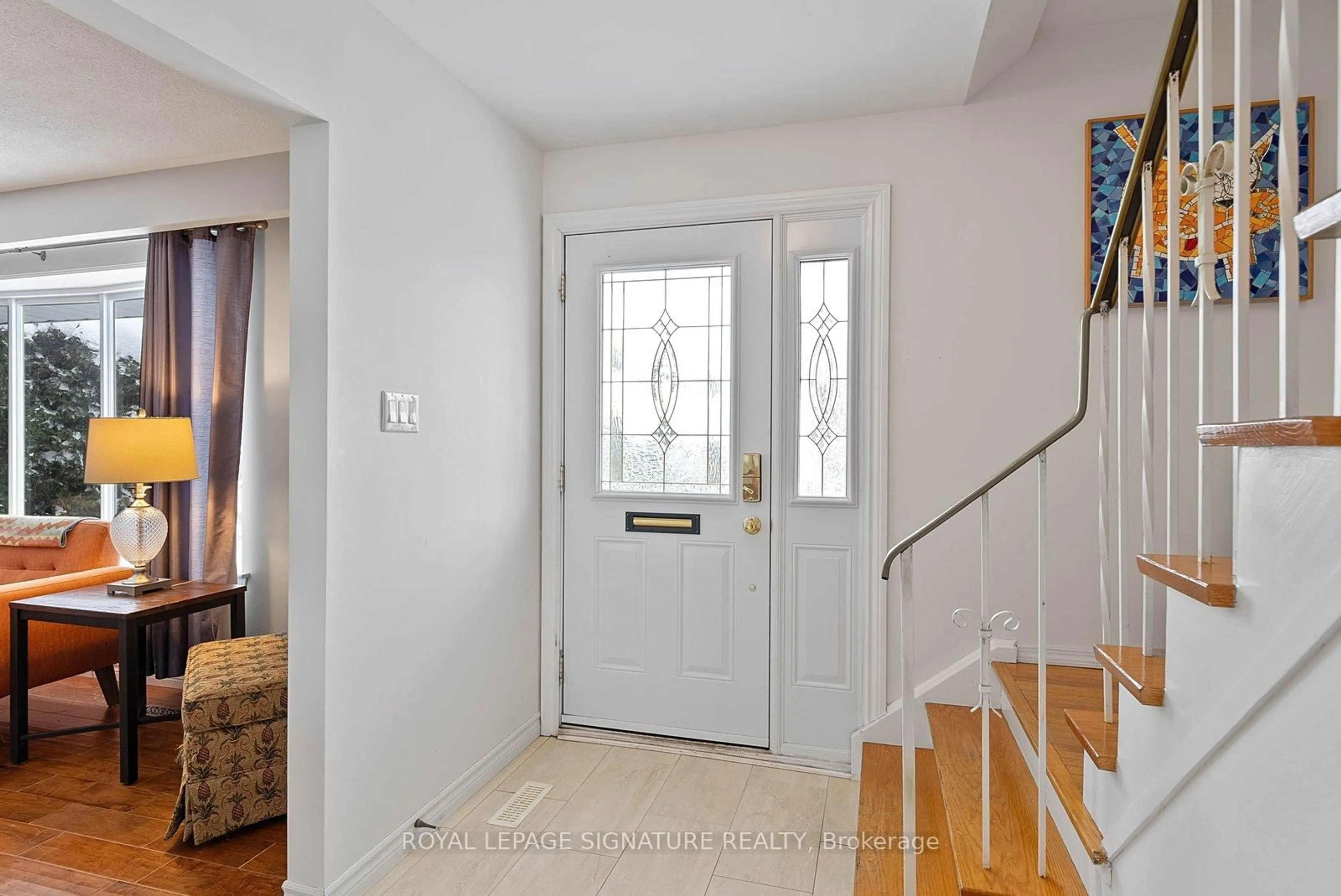 Indoor entryway for 11 Golf View Dr, Brampton Ontario L6W 1A4